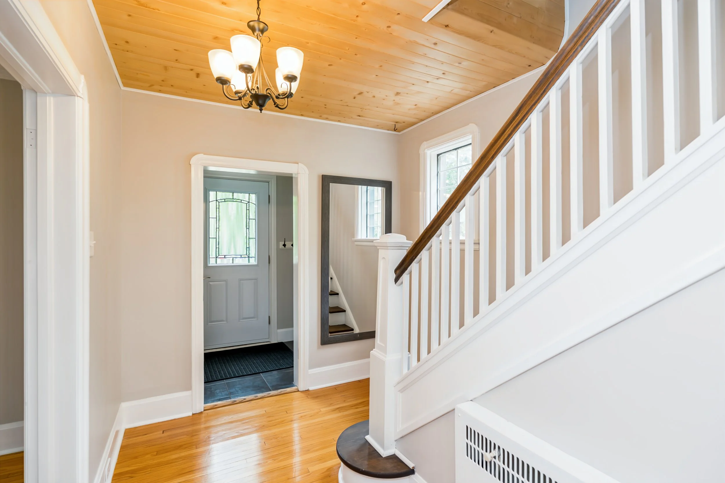 029 Bright front entryway inside 658 Riverwood Avenue.jpg