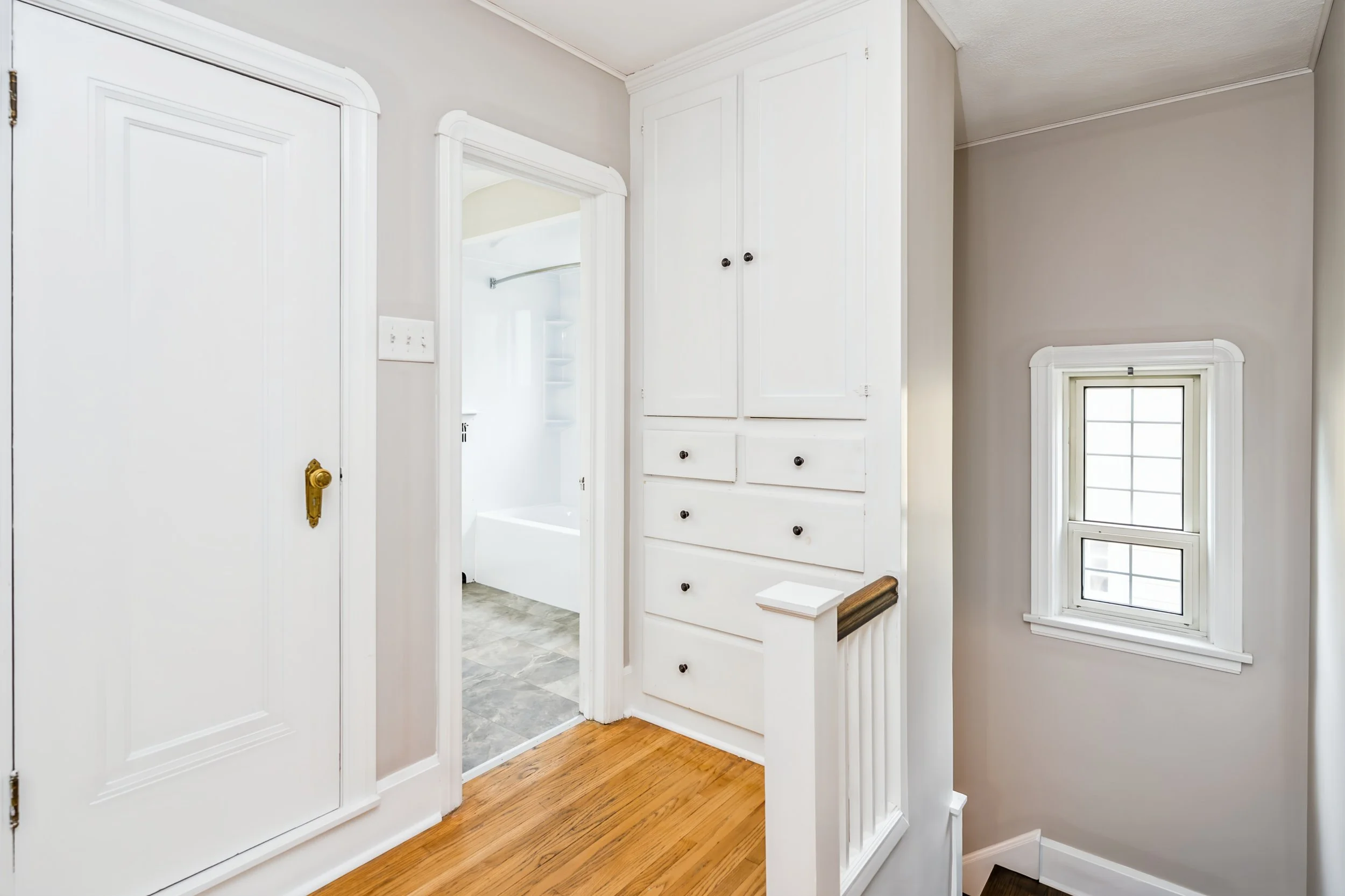 032 Upper hallway in classic two-storey home.jpg