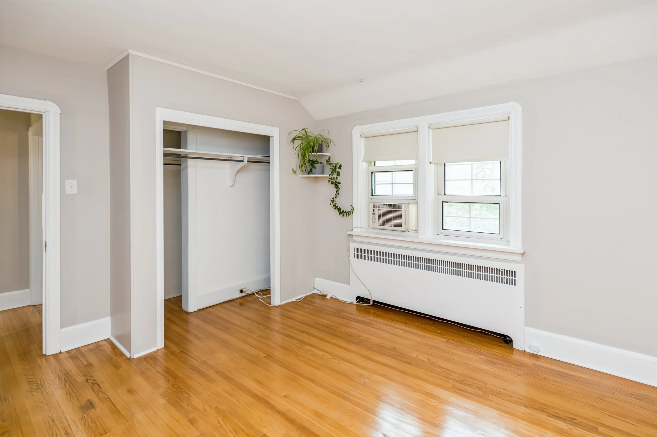 040 Second bedroom in 658 Riverwood Avenue.jpg