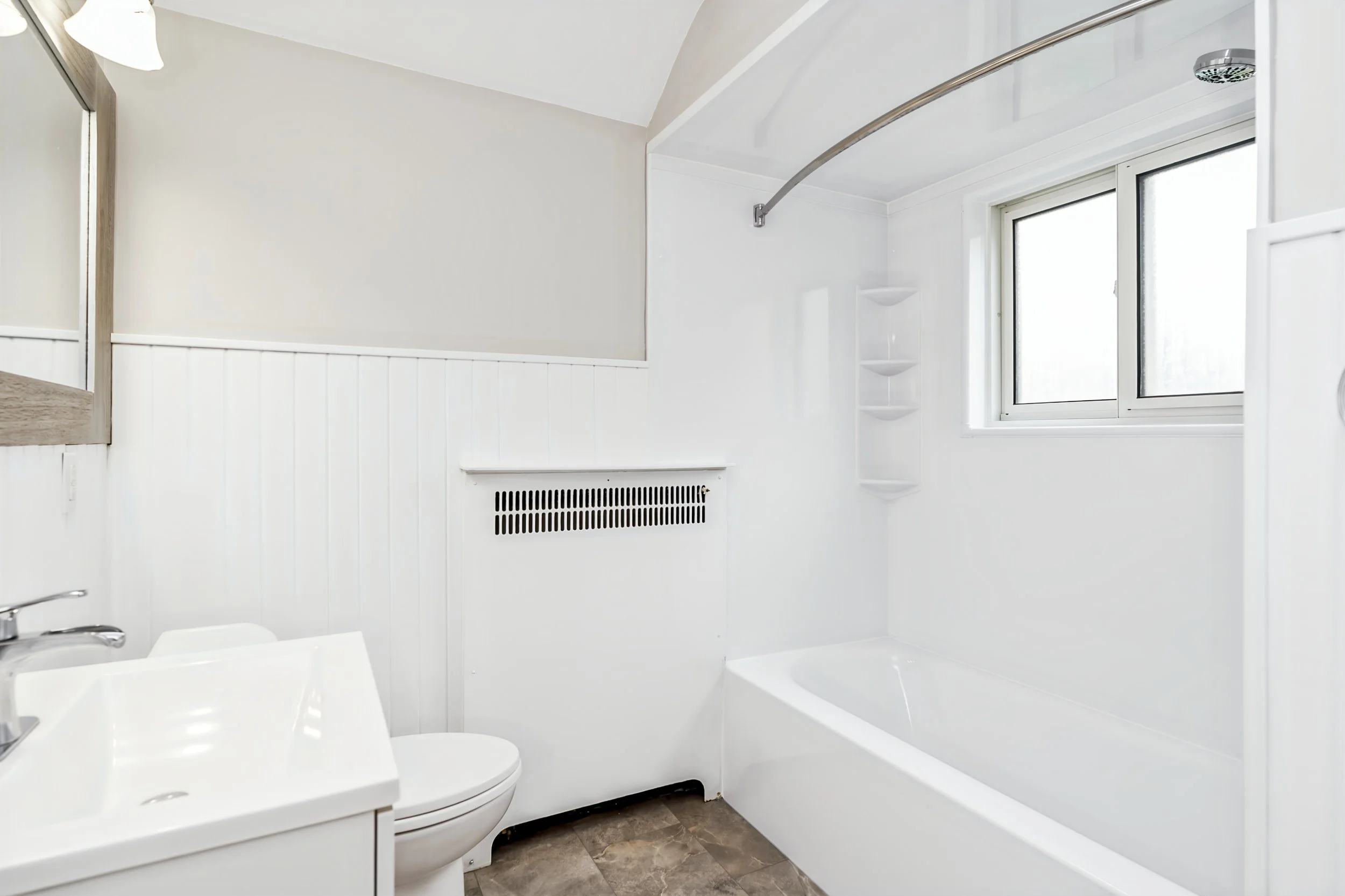 046 Four-piece bathroom on second floor.jpg