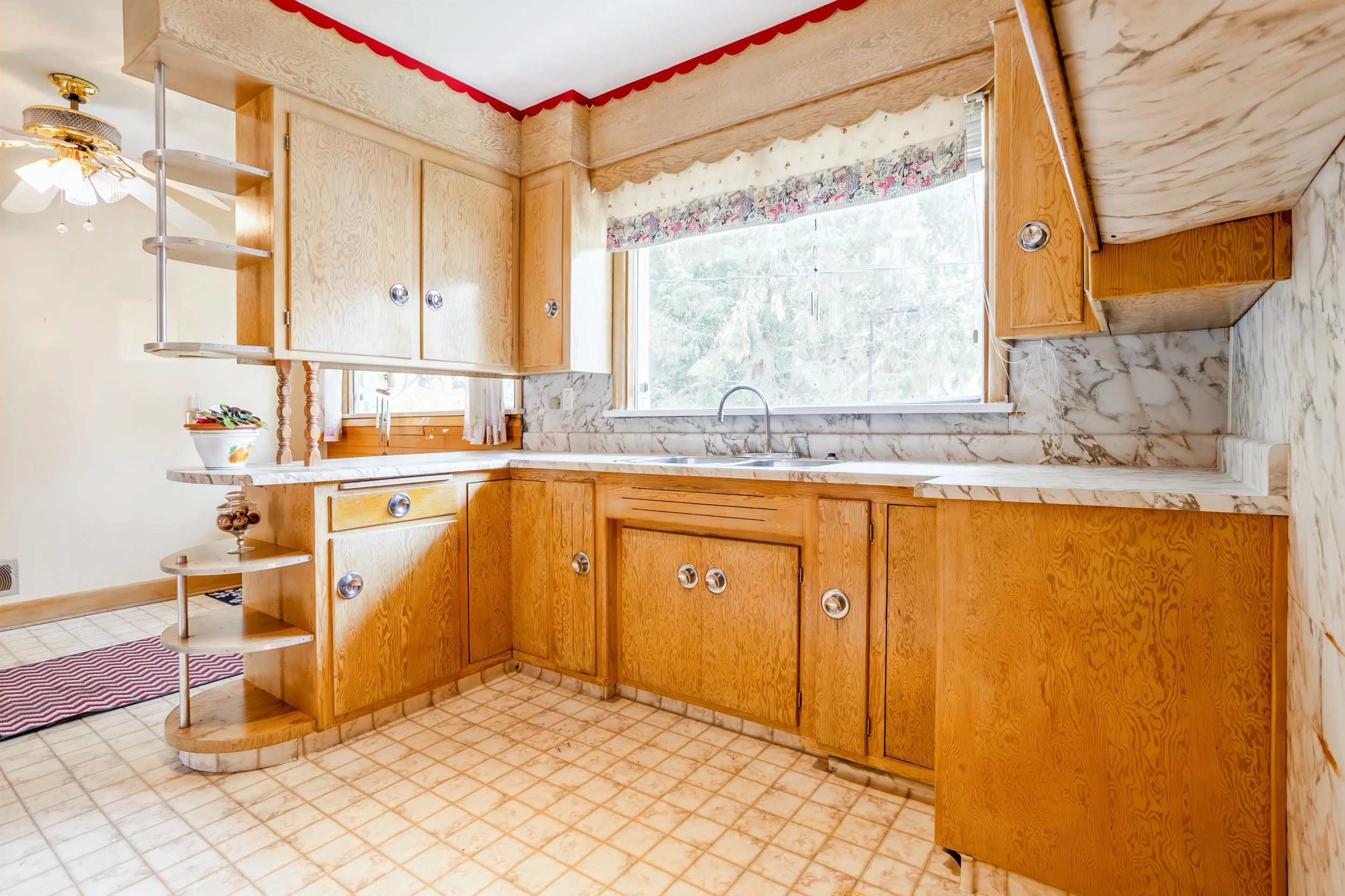 017 bright kitchen in east fort garry home.jpg
