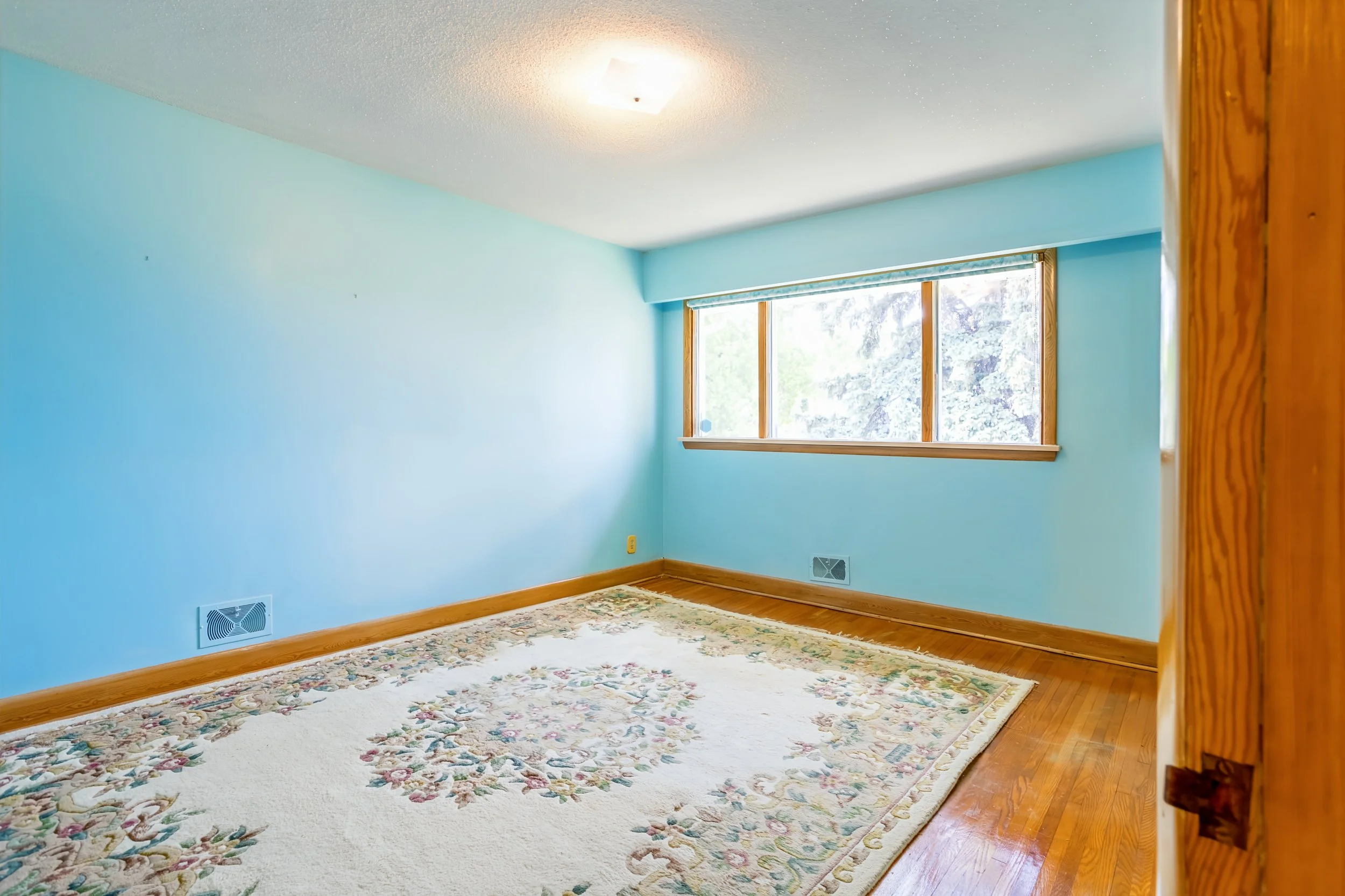 023 Spacious primary bedroom at in east fort garry.jpg