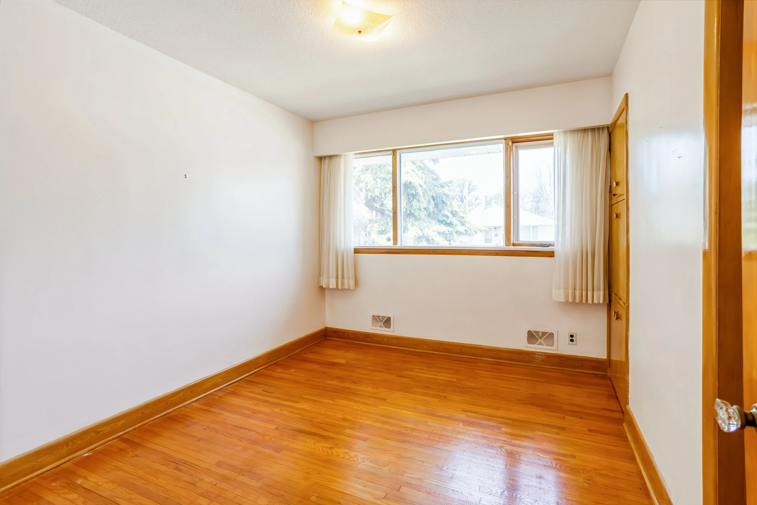 026 second bedroom in winnipeg bungalow.jpg
