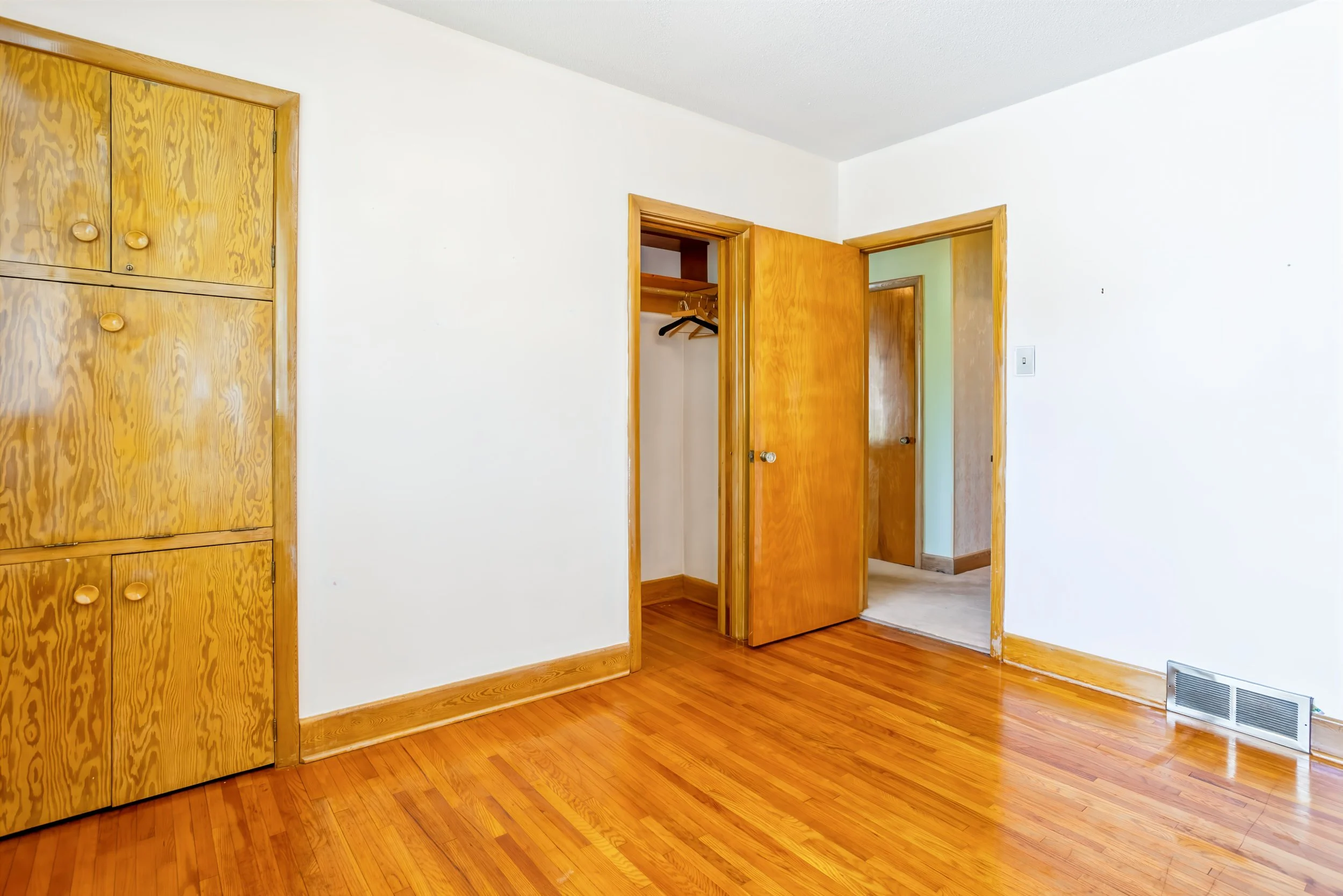 027 secondary bedrooms in winnipeg bungalows.jpg