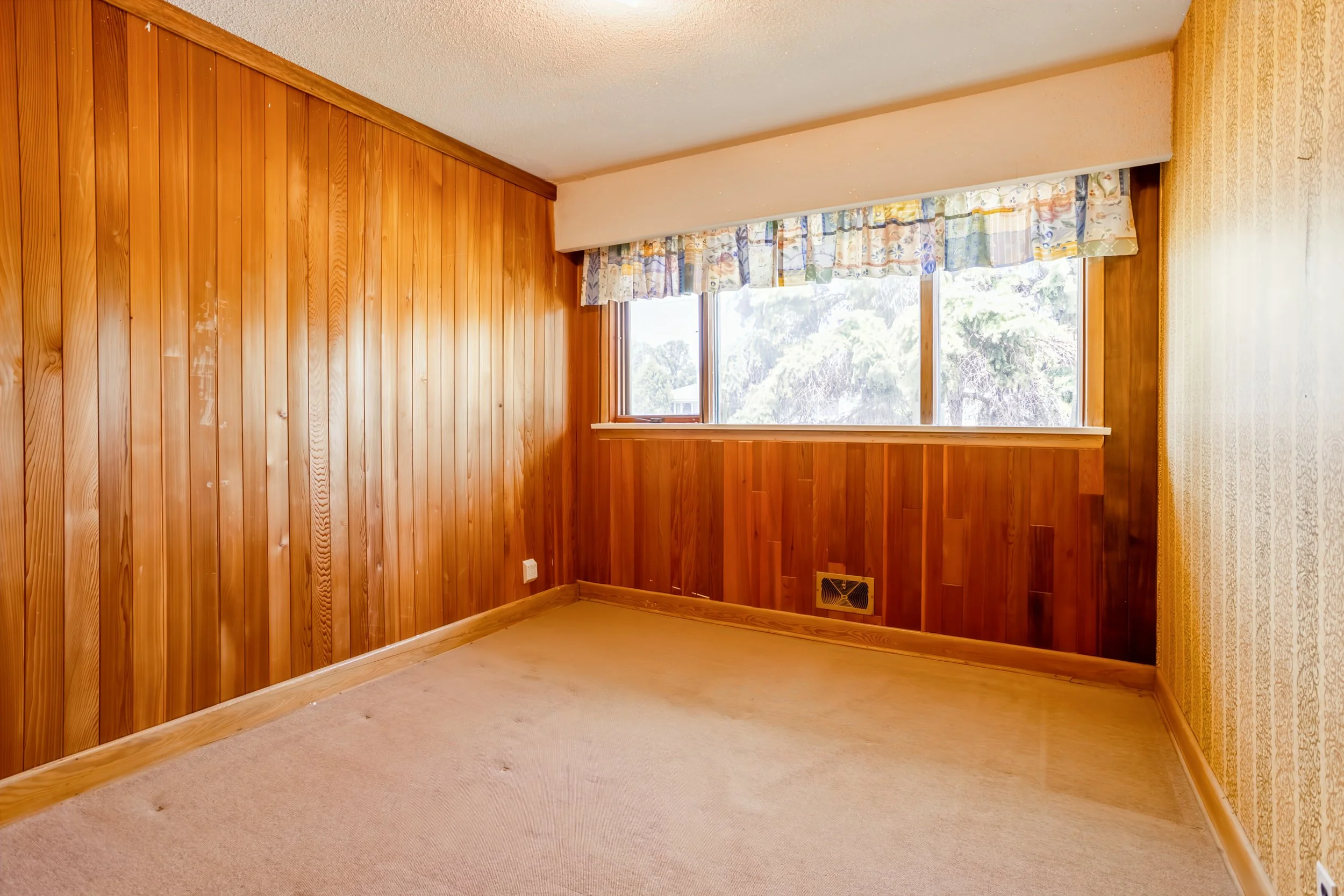 029 third bedroom in large fort garry bungalow.jpg