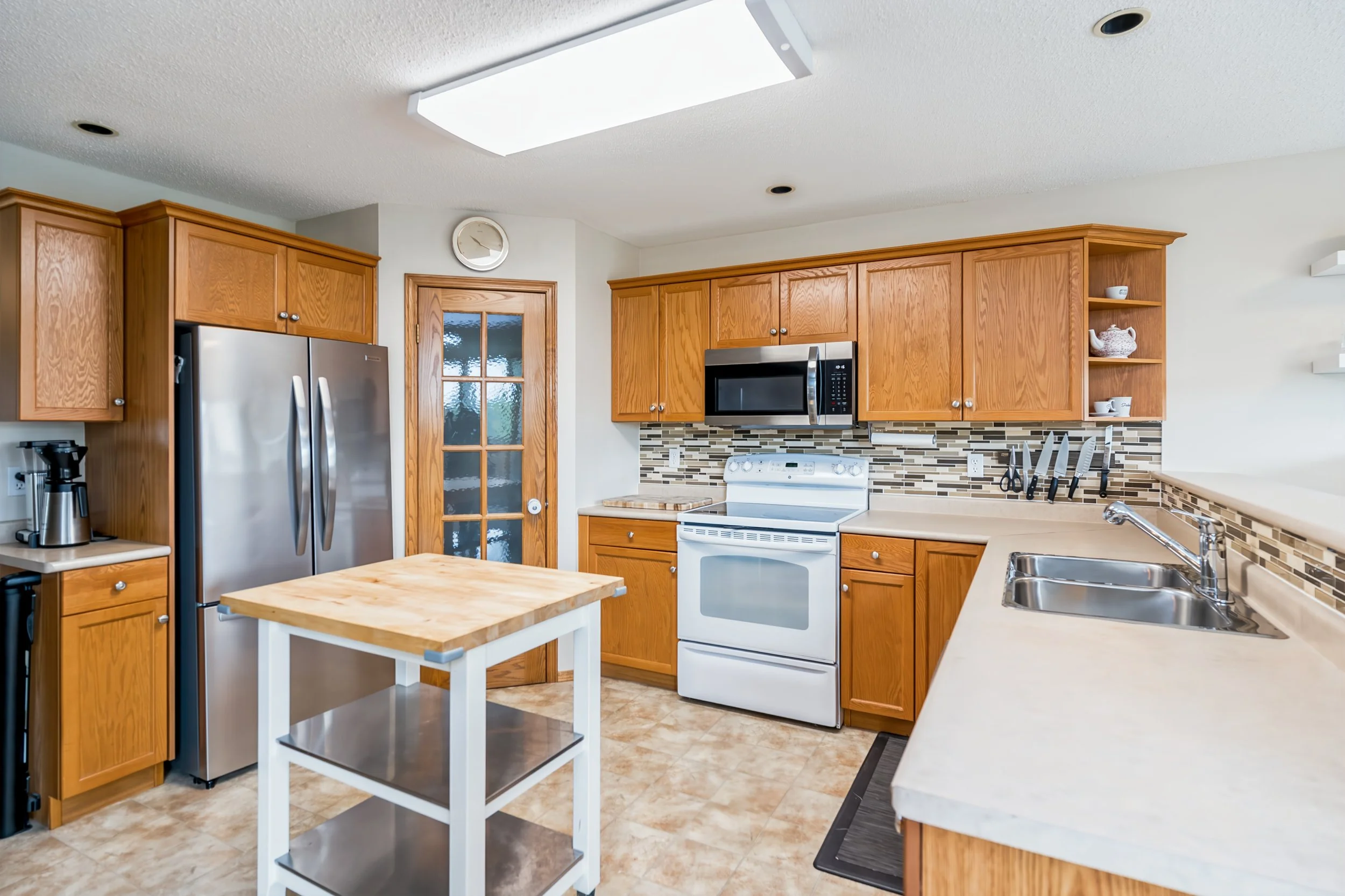 014 Eat-in kitchen with generous cabinet storage.jpg