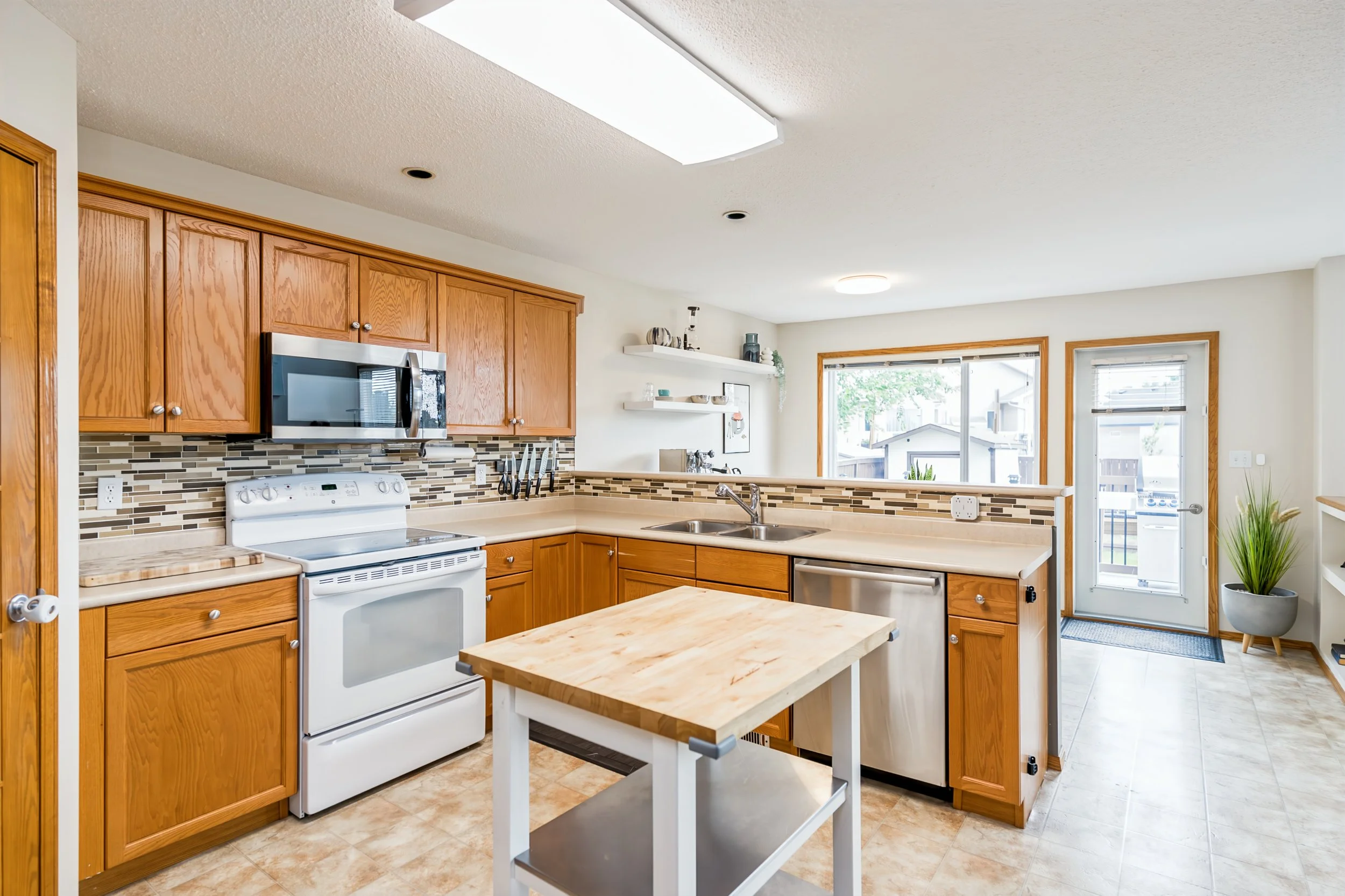 015 Spacious kitchen and dining area at 91 Braswell Bay.jpg