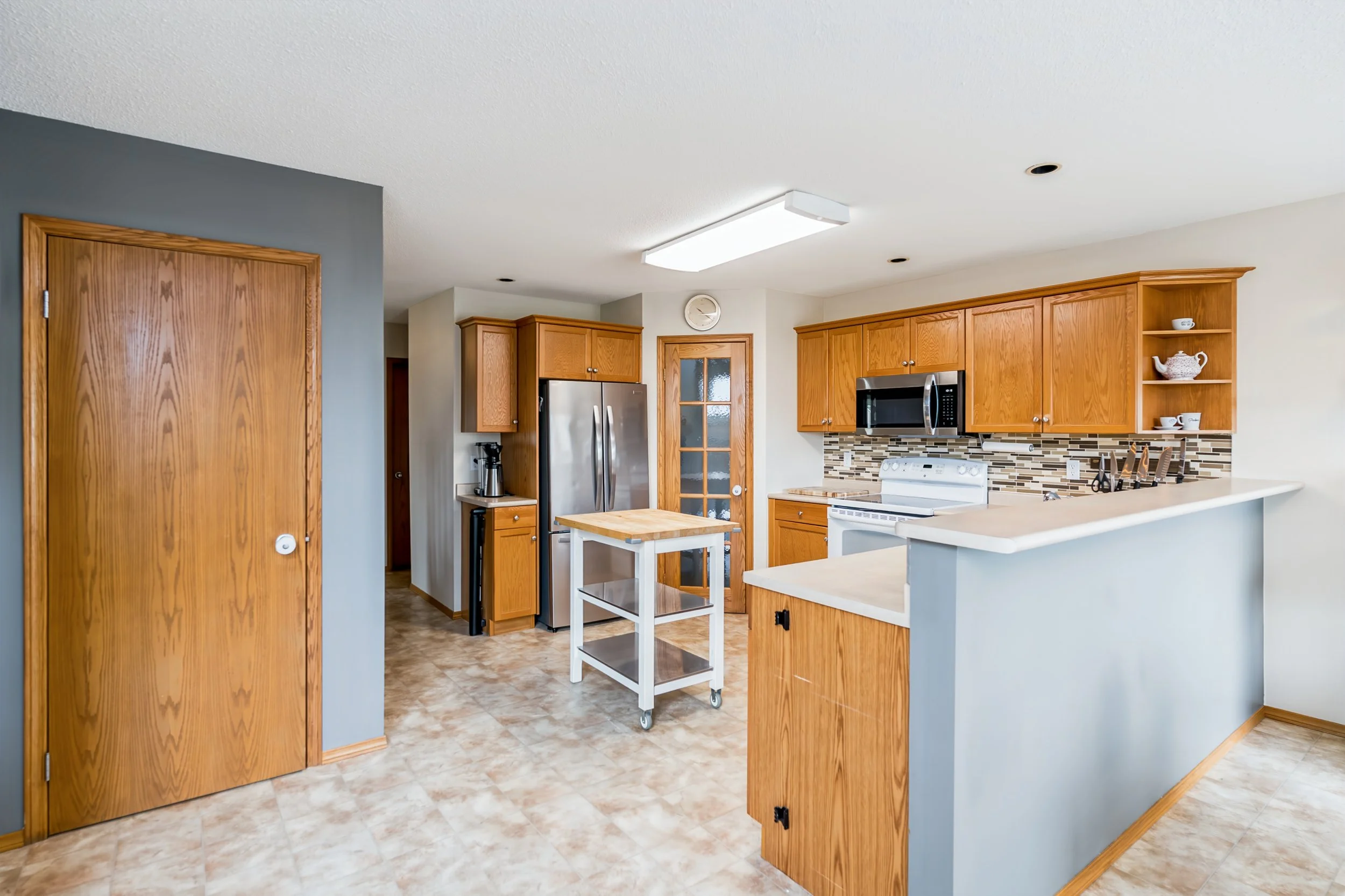 017 Eat-in kitchens in royalwood winnipeg.jpg