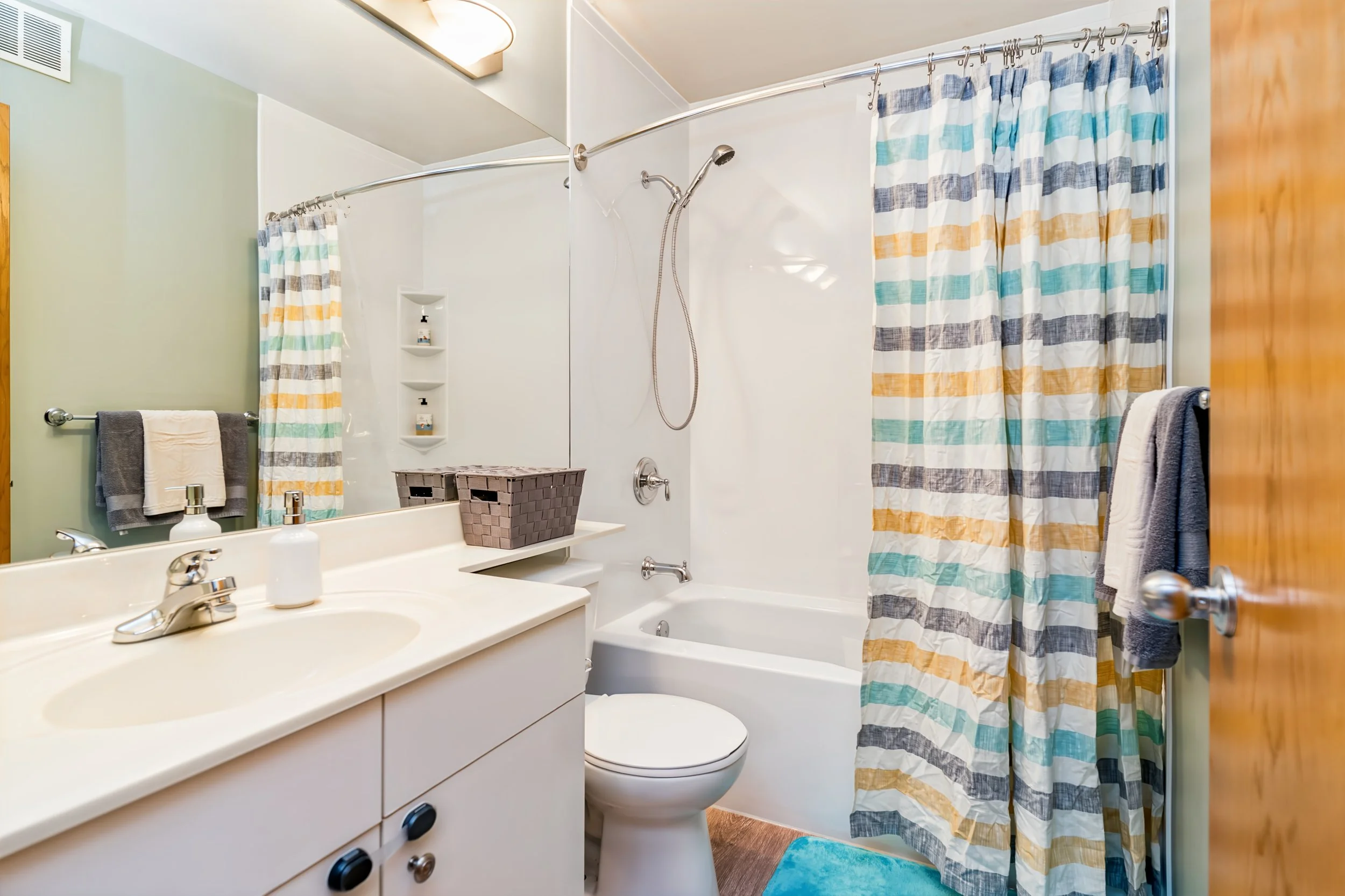 037 Upper-level full bathroom with Bath Fitter tub surround.jpg