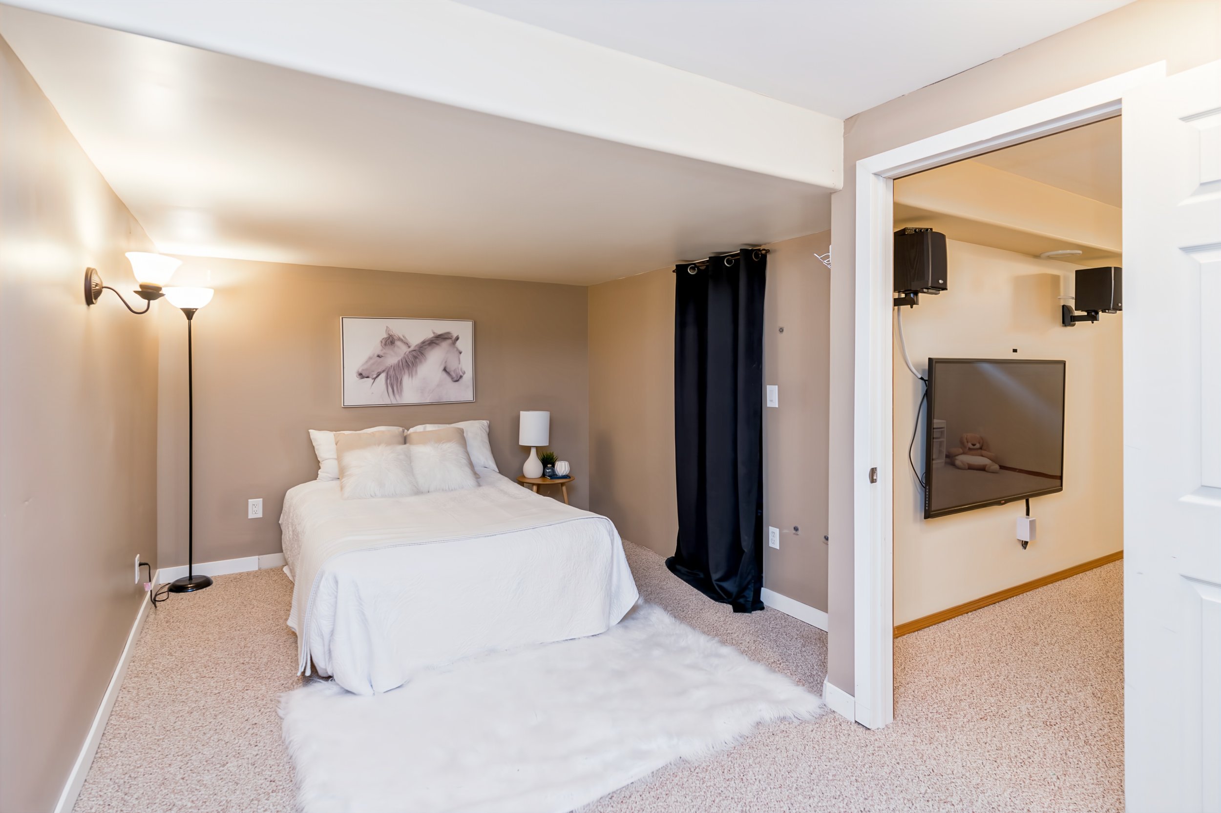 042 Basement bedroom ideal for guests or teenagers.jpg