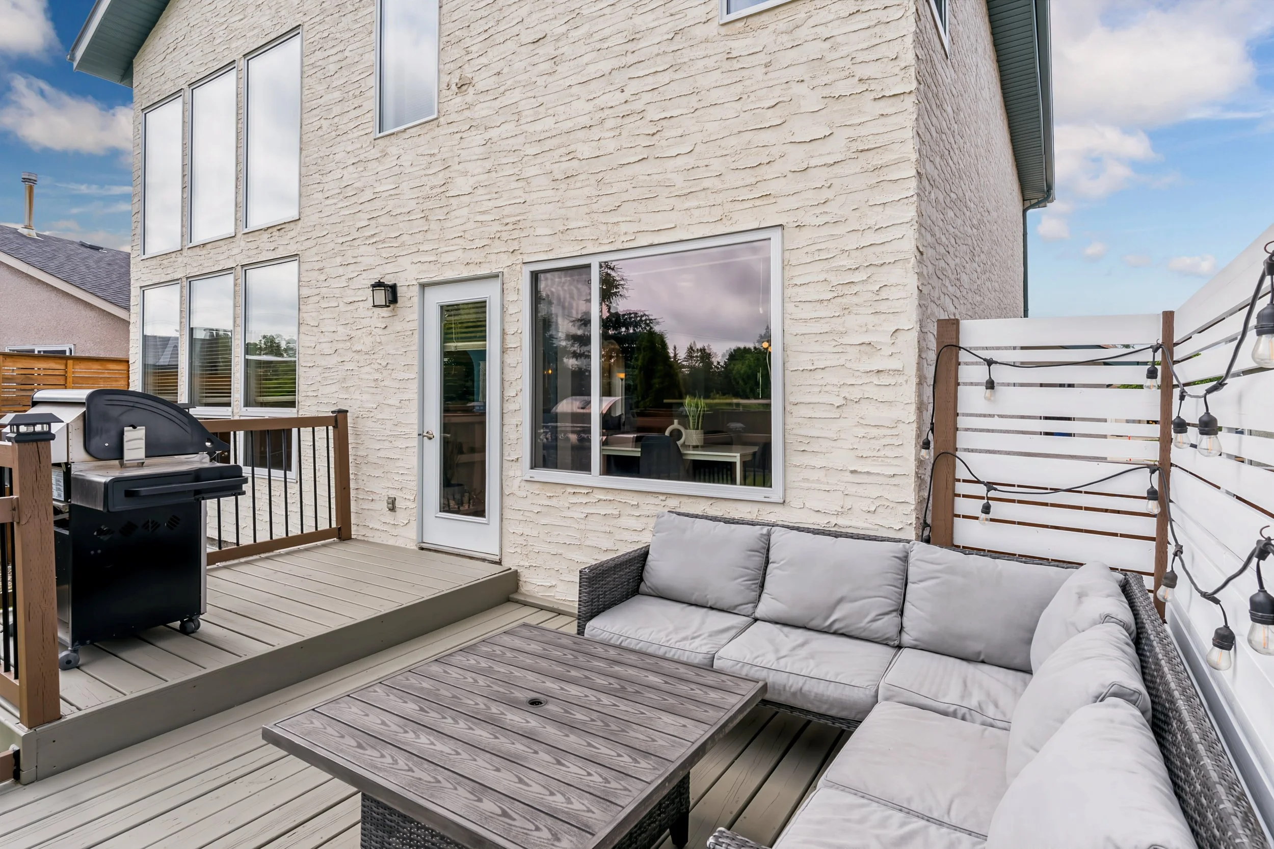 046 Outdoor entertaining space in fenced Royalwood yard.jpg