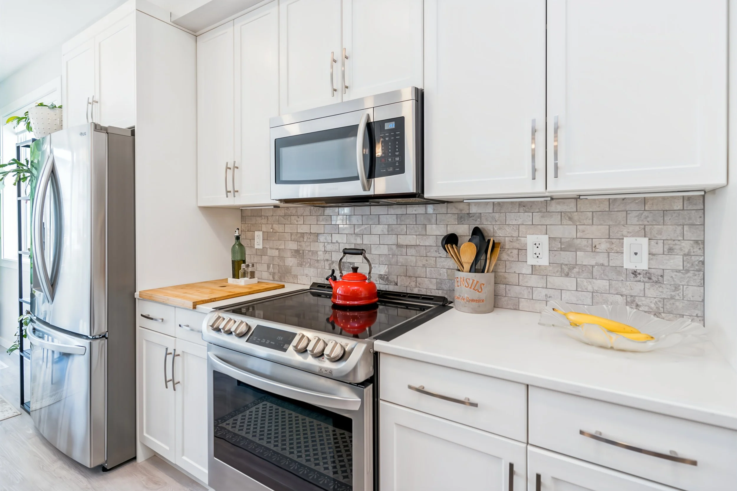 010 Modern kitchen in Broadview Homes bungalow.jpg