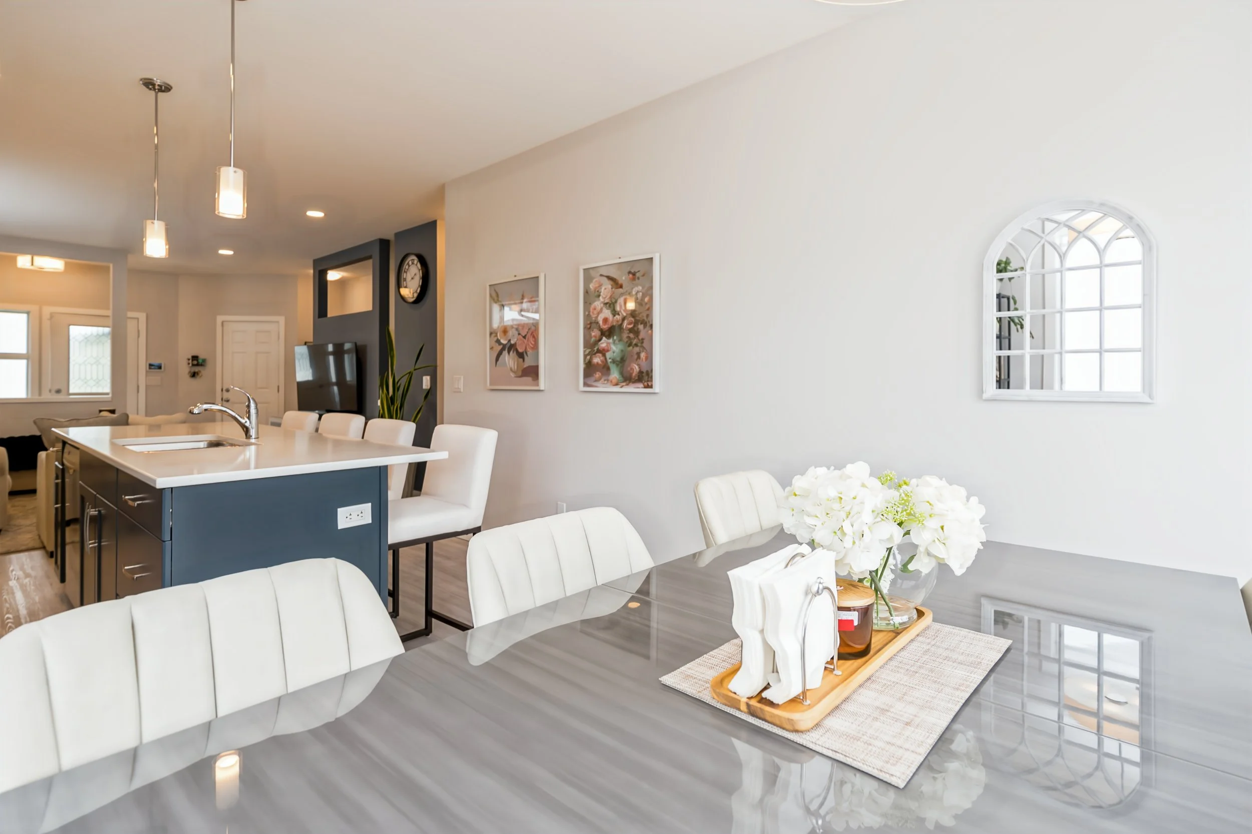 018 Sun-filled dining space at 44 Trapper Lane.jpg