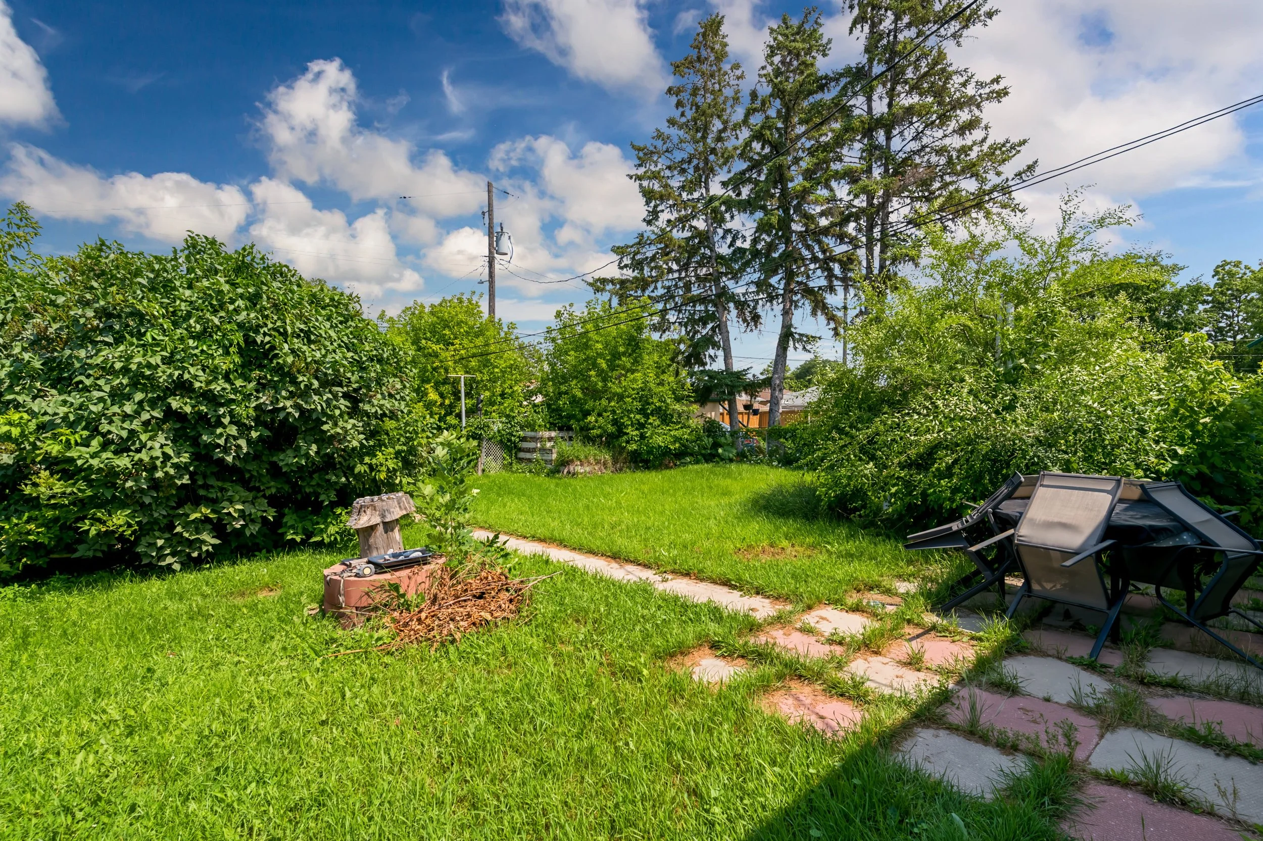 026 Homes with large yards in Winnipeg Manitoba.jpg