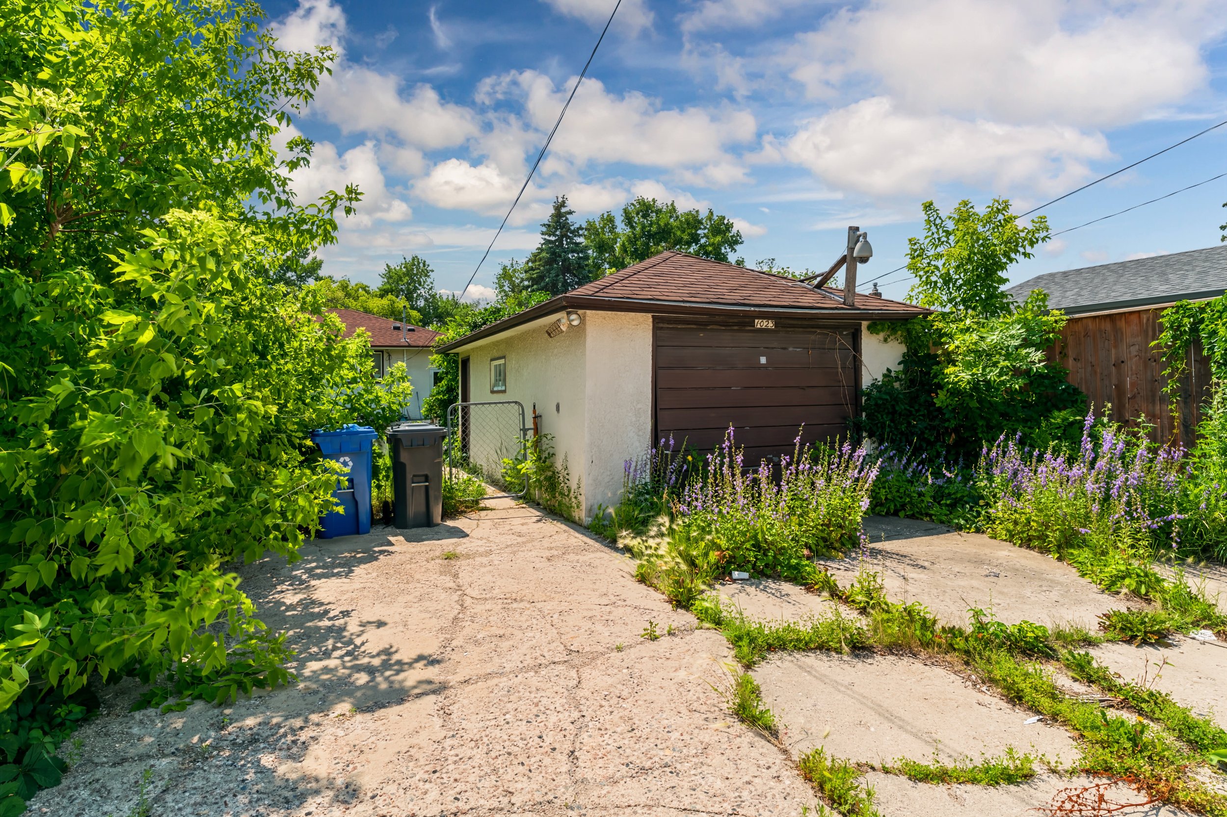 030 Home with lots of parking in Winnipeg.jpg