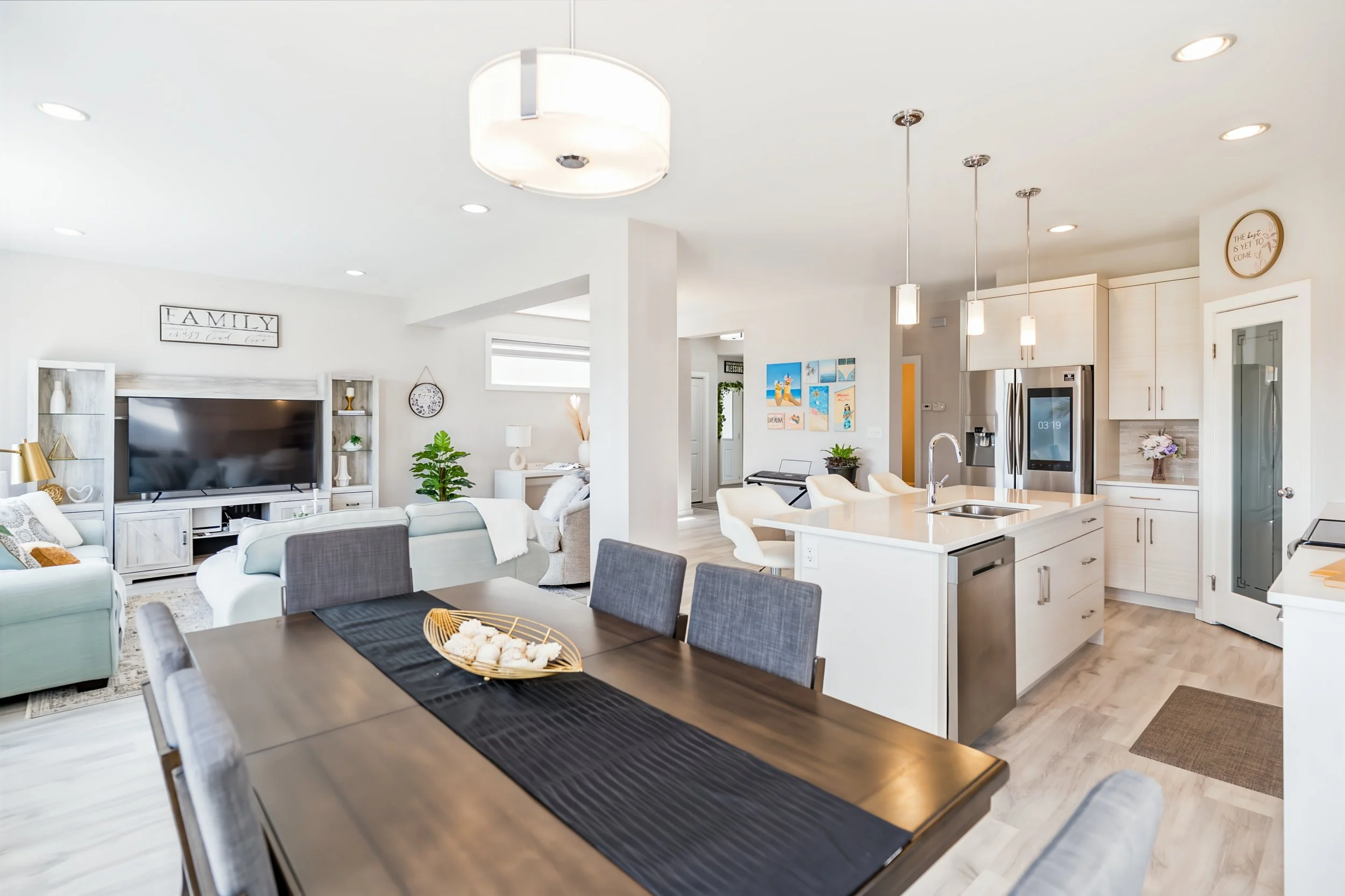 008 Open-Concept Home in Bonavista Winnipeg.jpg