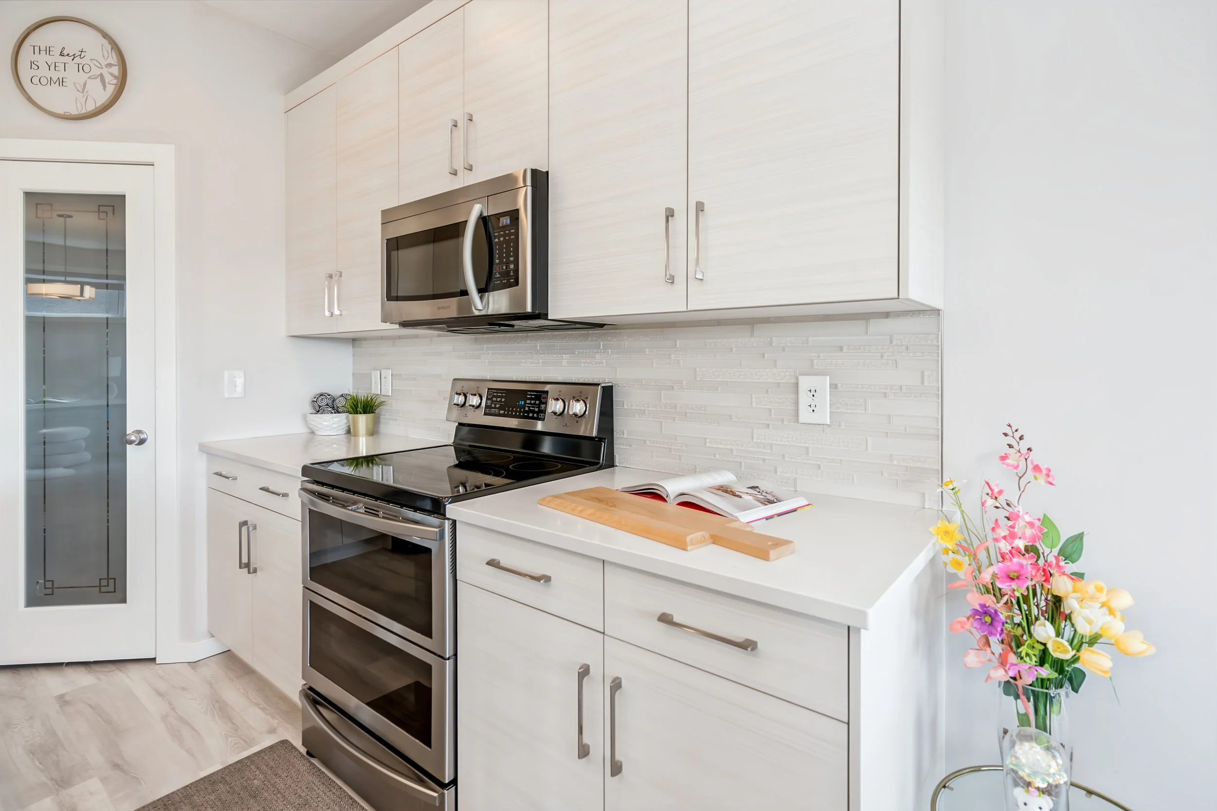 016 Modern kitchen with included appliances.jpg