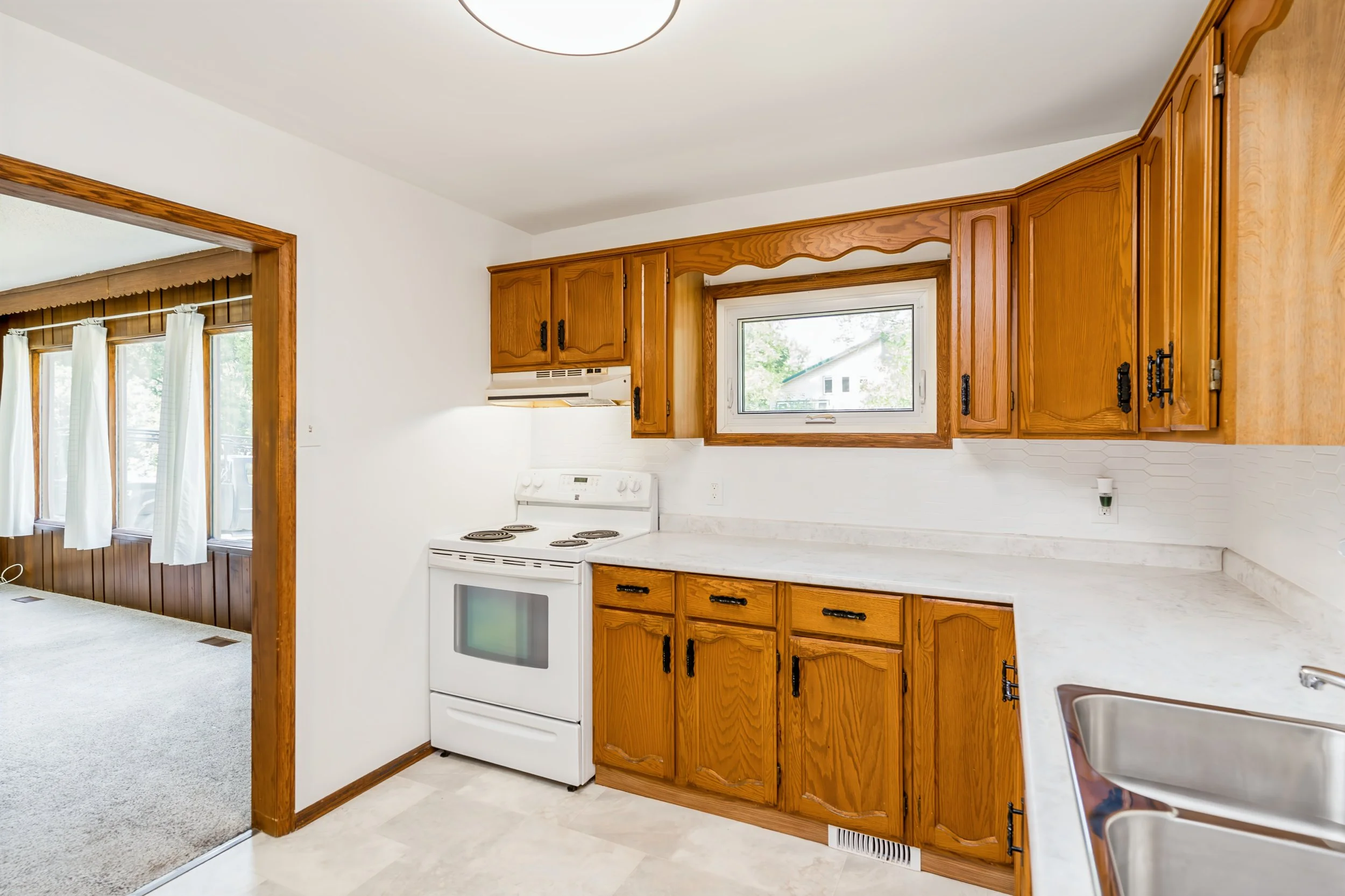 014 Large kitchen with appliances included.jpg