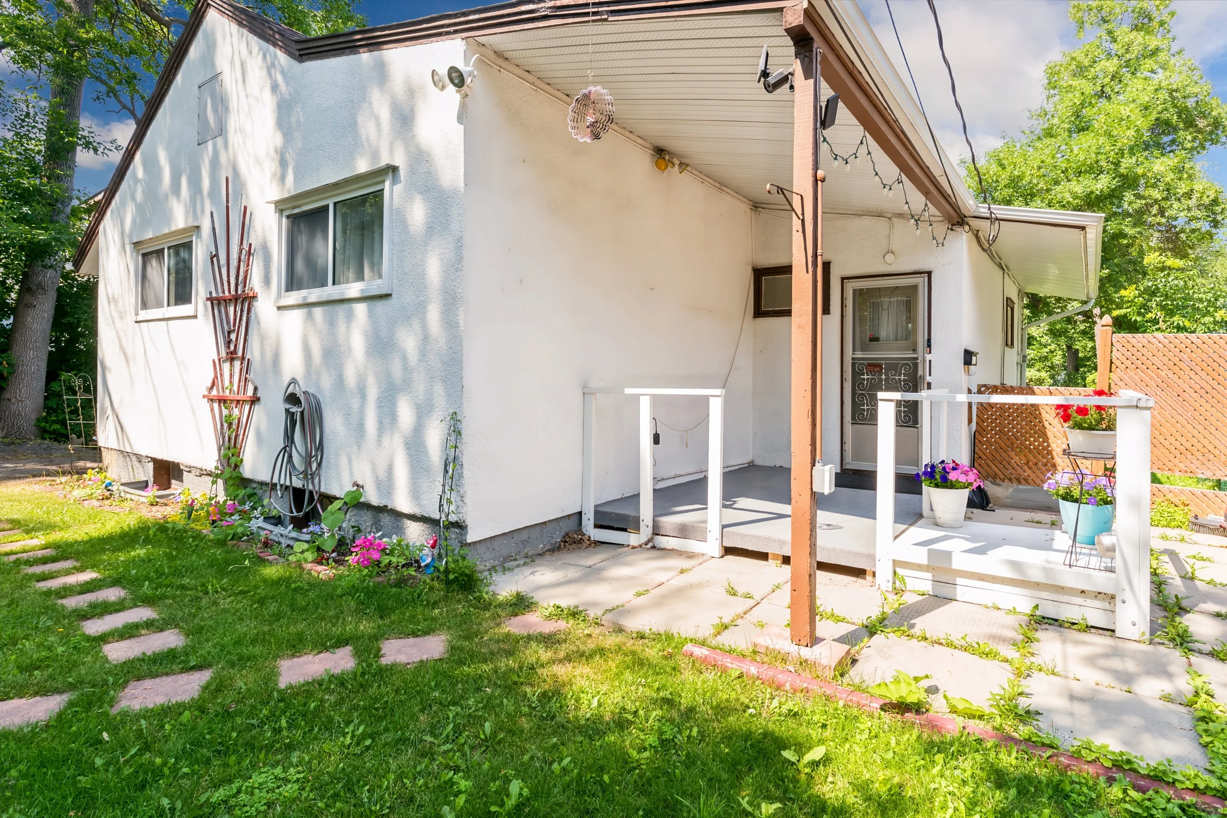 033 Deep backyard backing directly onto Essar Park.jpg
