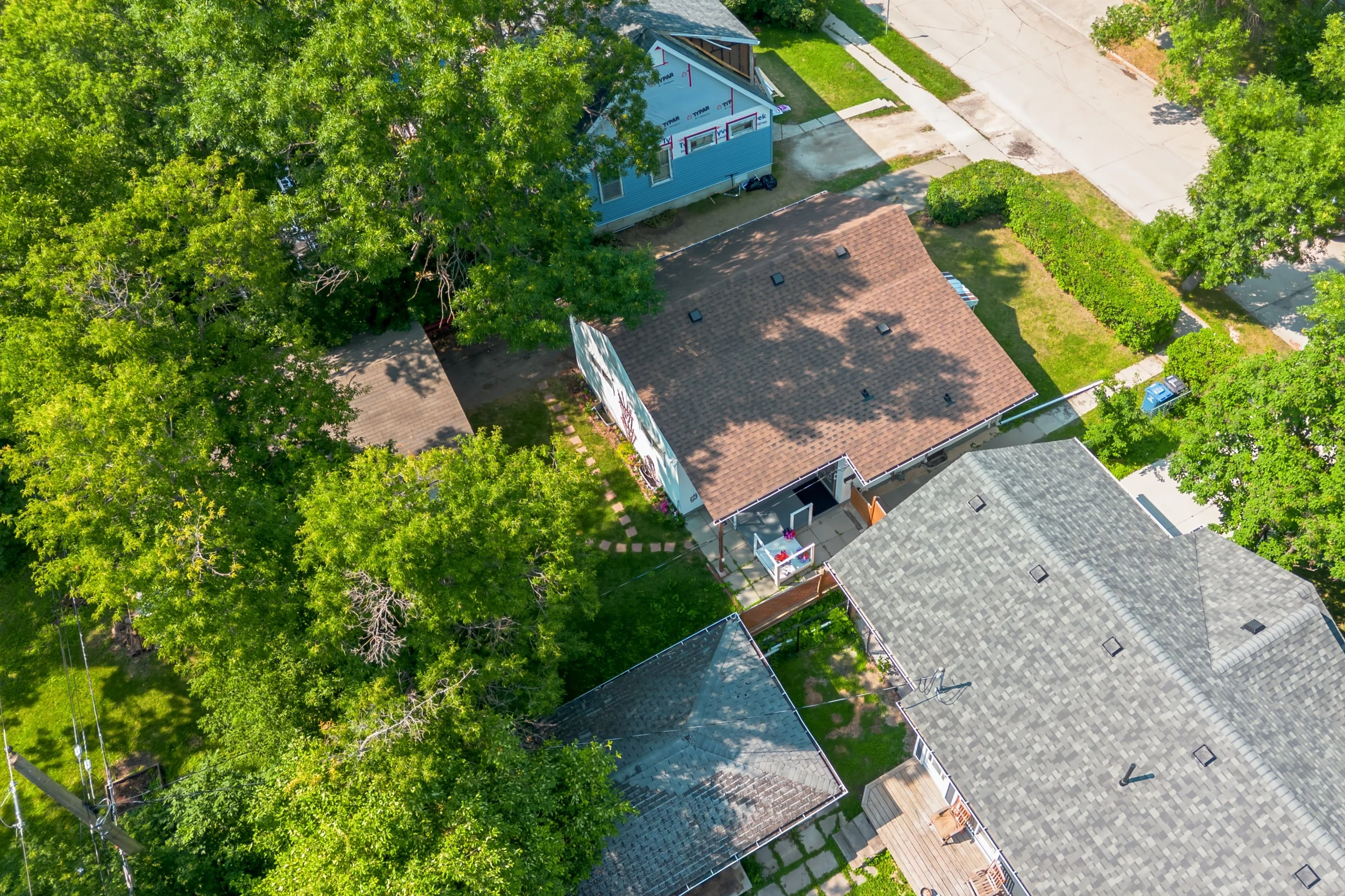 045 Park-backing bungalow in northeast Winnipeg.jpg
