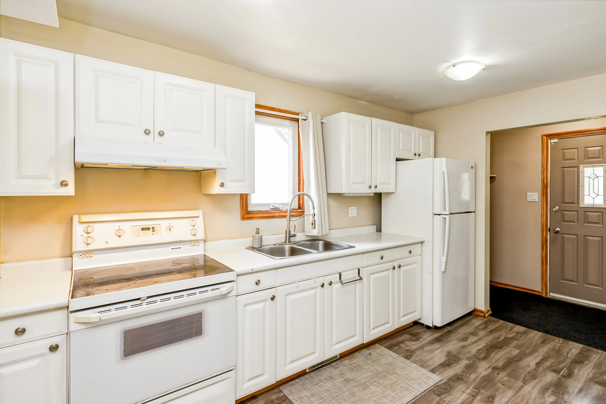 007 Functional open-concept floor plan in Winnipeg home.jpg