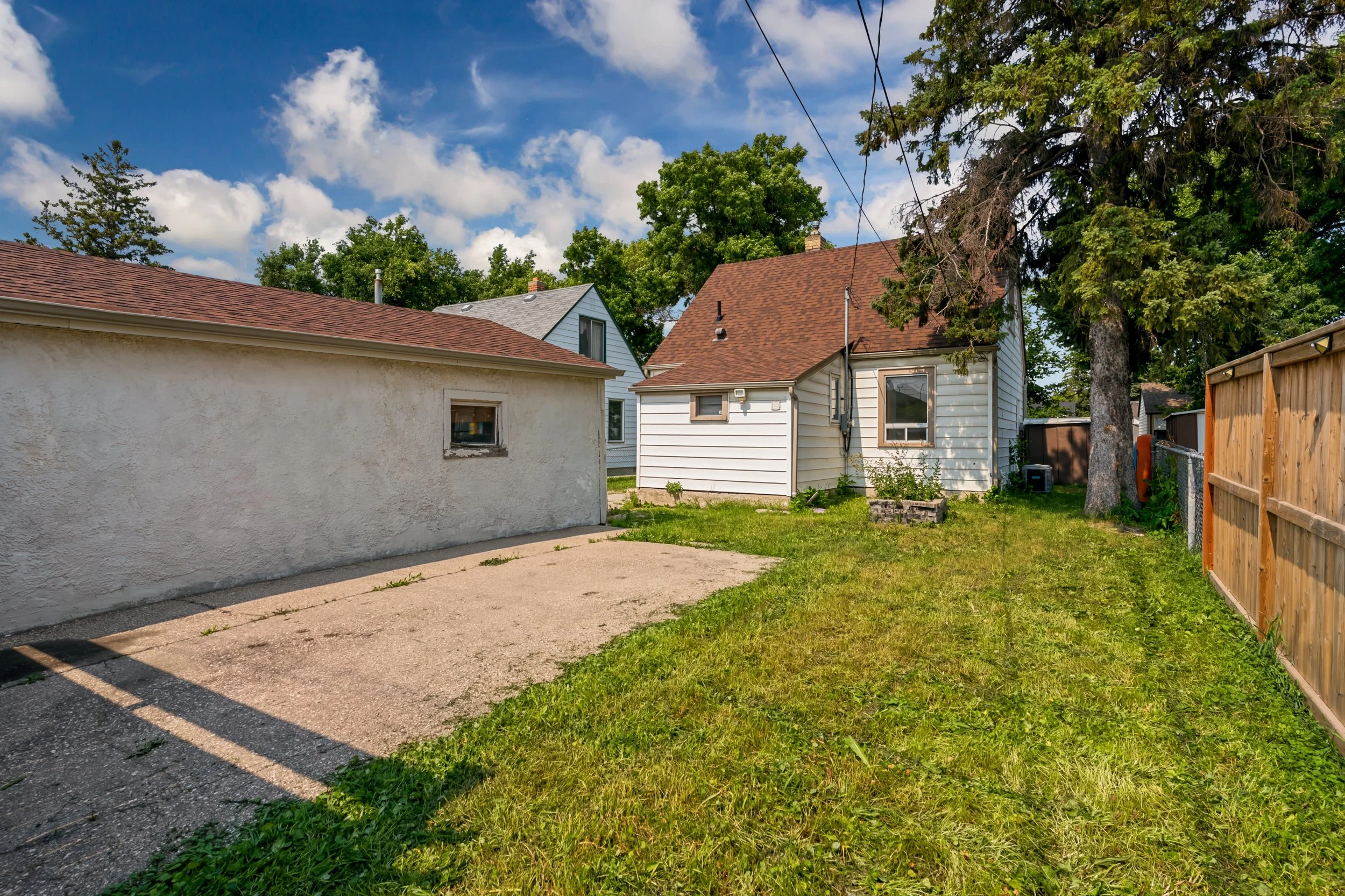 027 homes with large fenced yard winnipeg.jpg