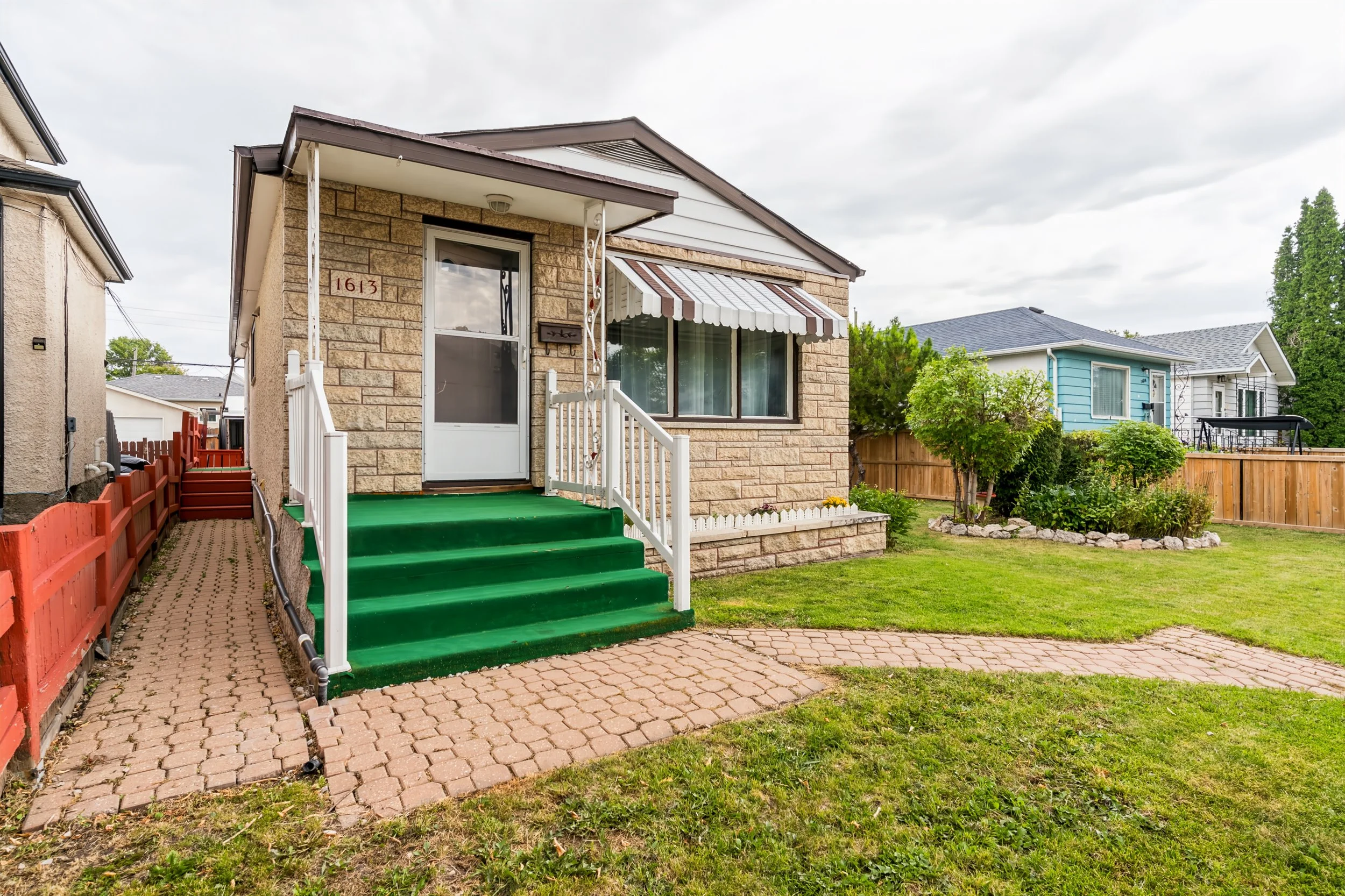 1613 Ross Avenue W, Weston