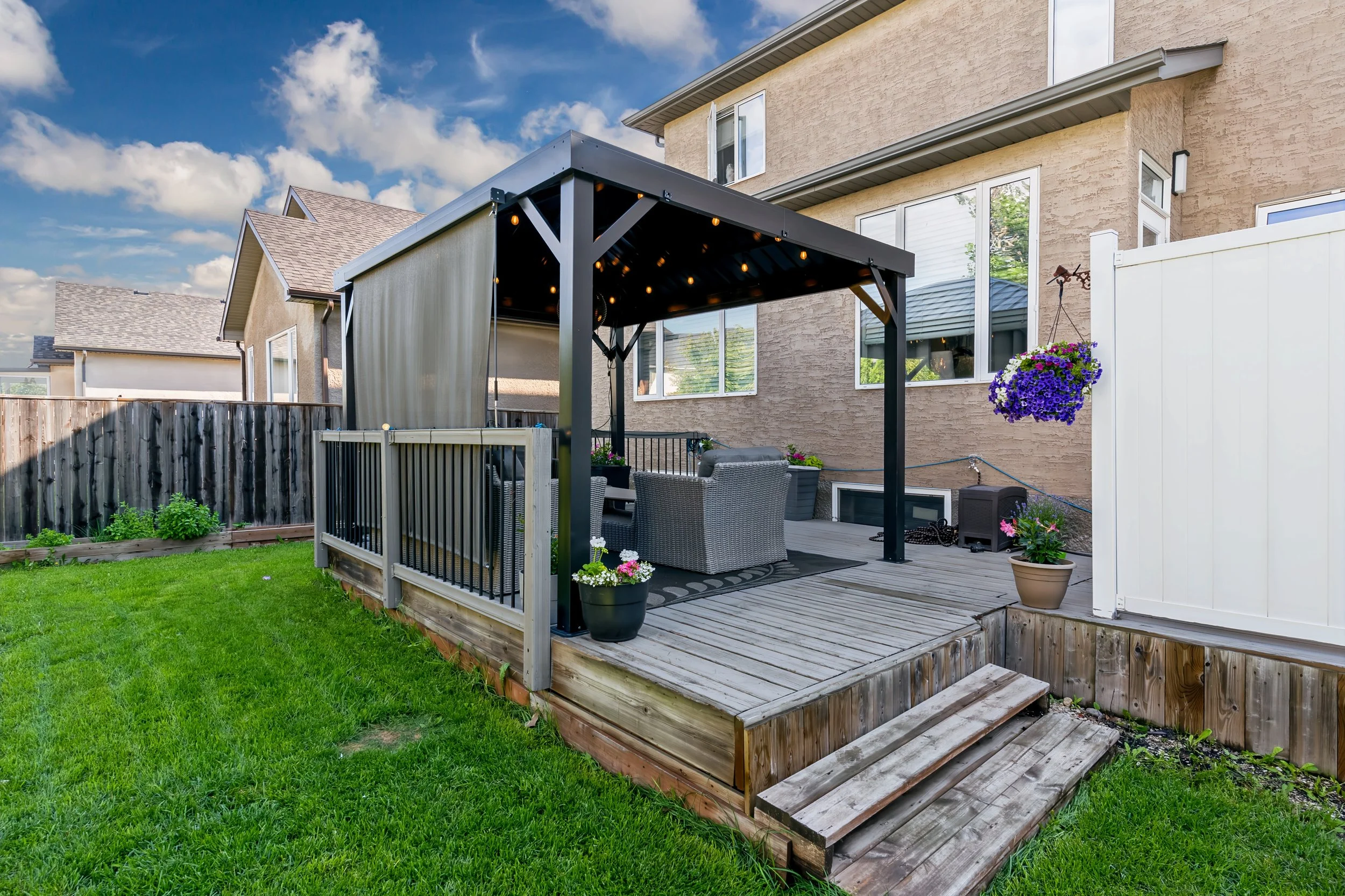 036 homes with great outside living spaces winnipeg.jpg