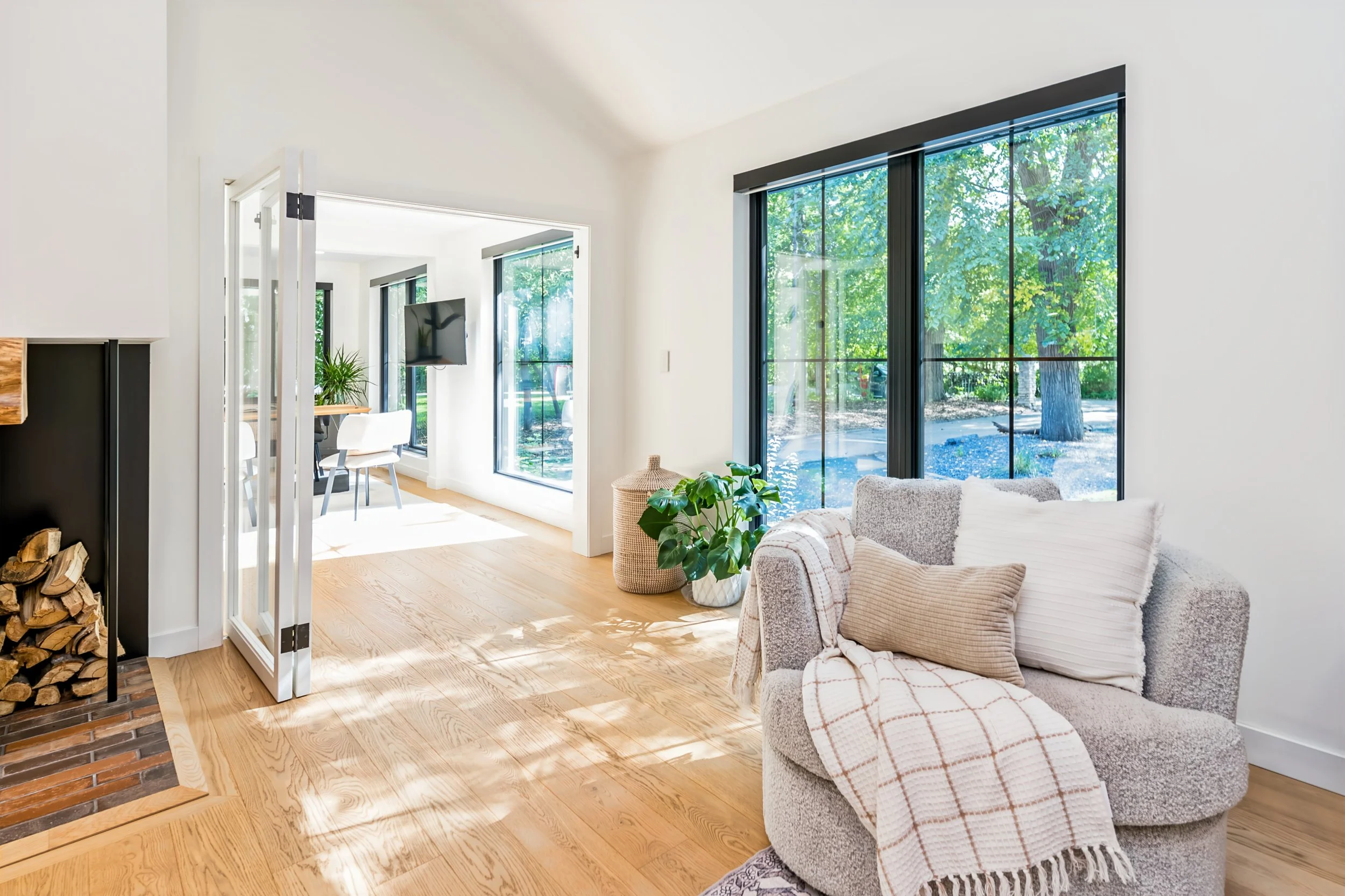 014 homes with great natural light winnipeg.jpg