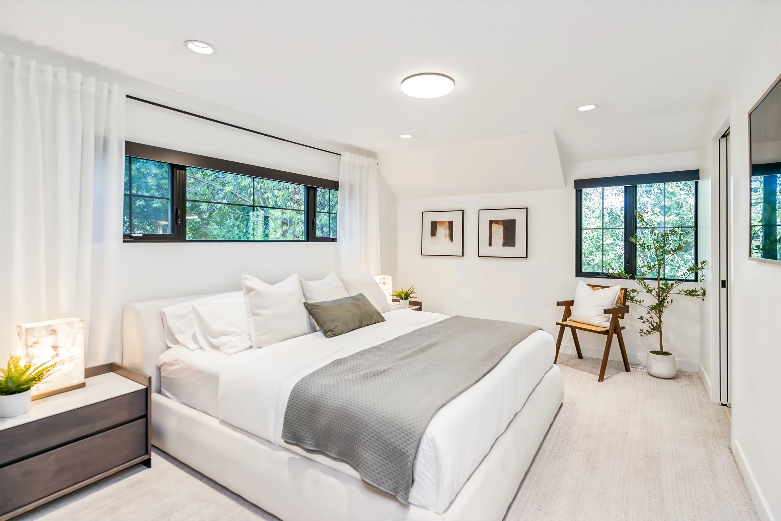 049 Primary bedroom overlooking the Red River.jpg