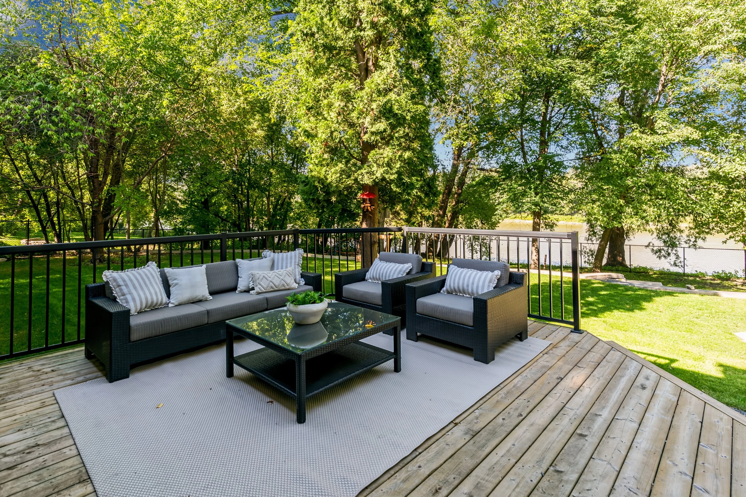 071 homes with large river frontage winnipeg manitoba.jpg