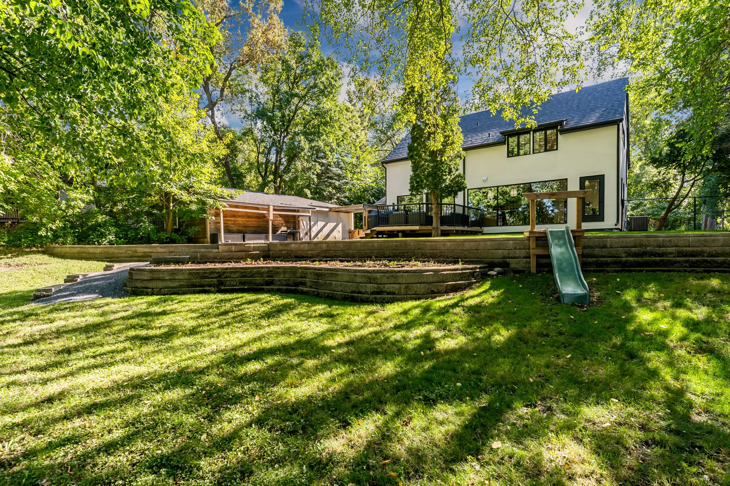 080 Mature landscaped lot at 409 North Drive Winnipeg.jpg