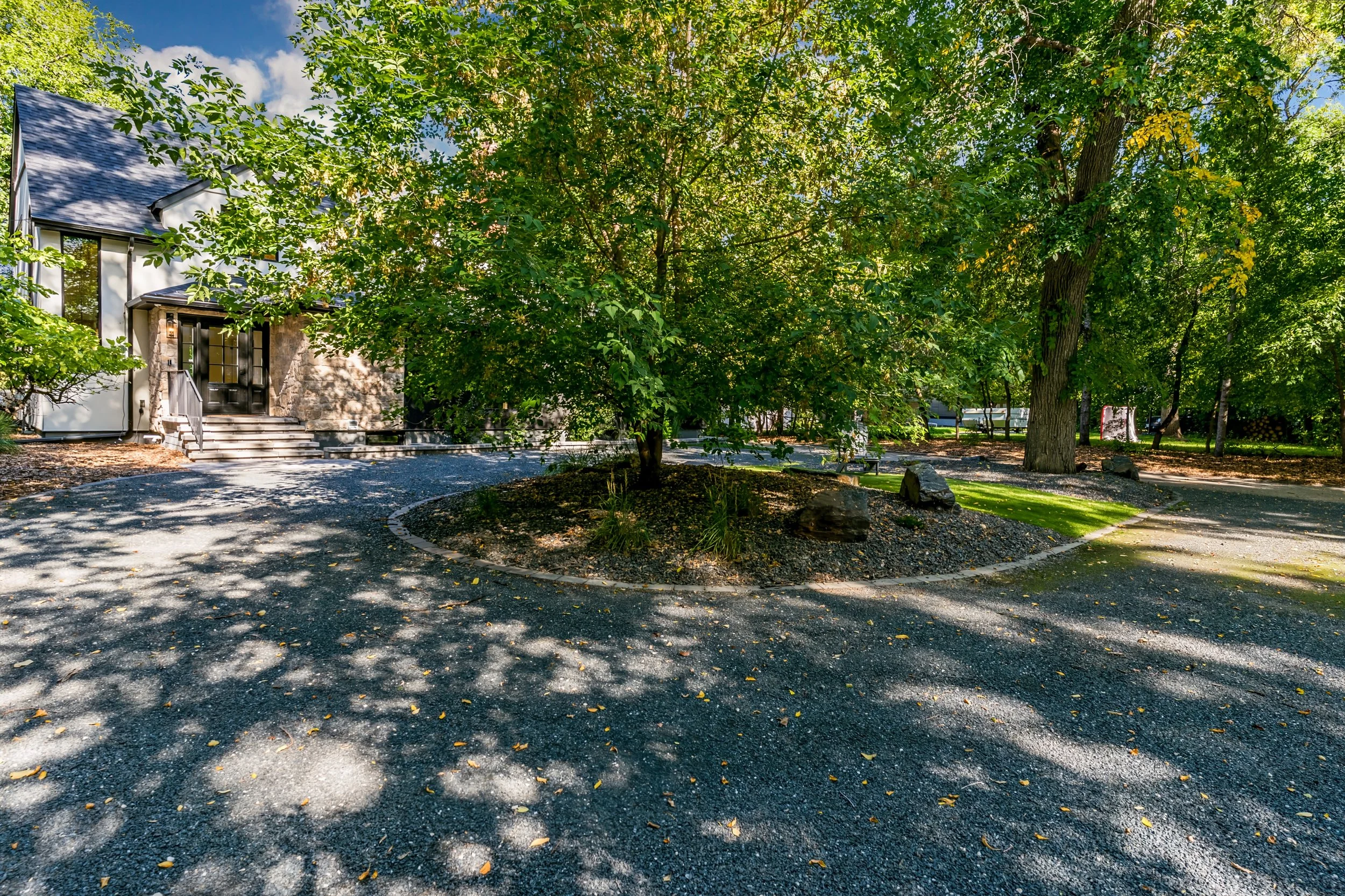086 Circular driveway at luxury East Fort Garry home.jpg