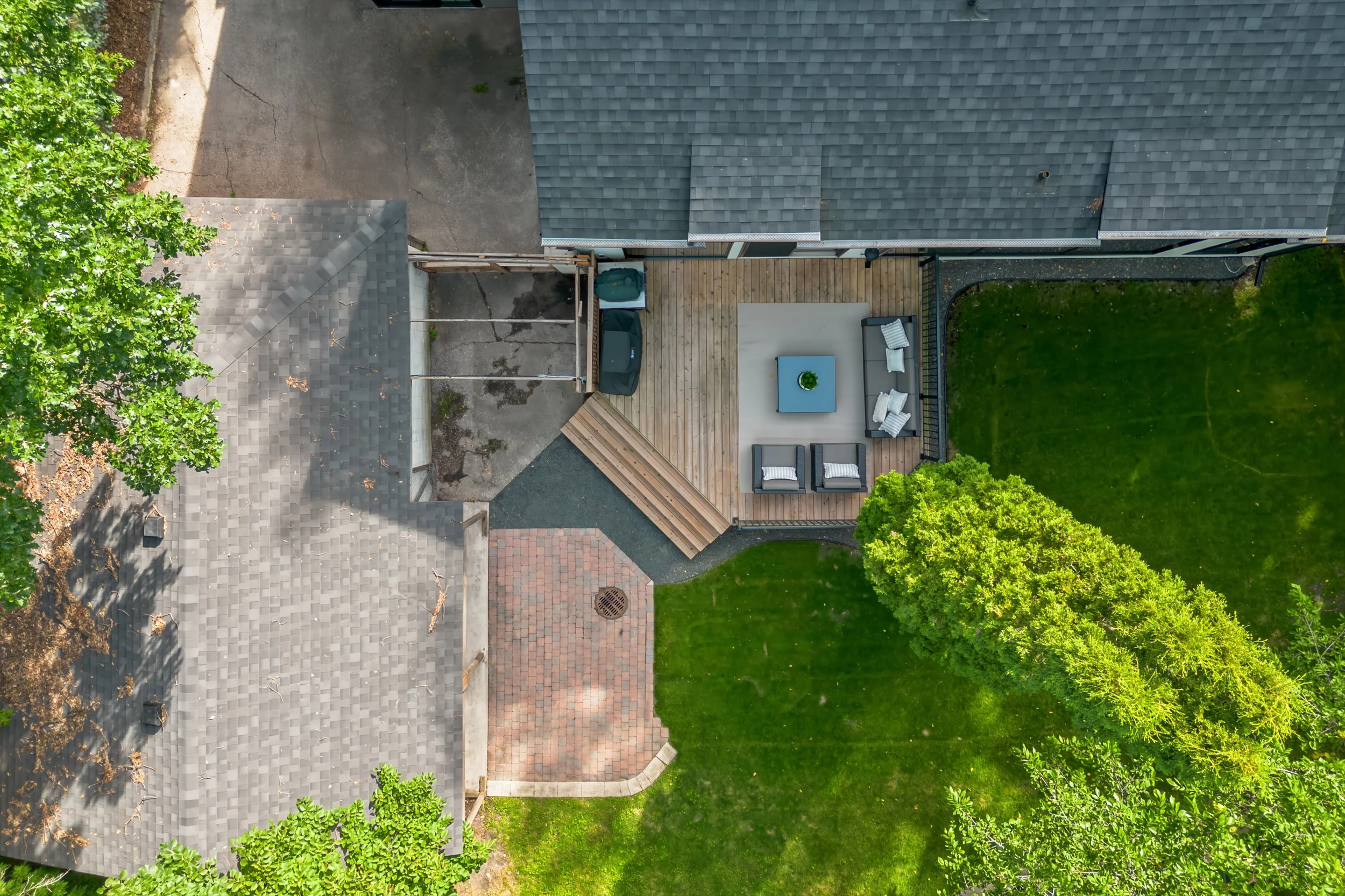 089 homes with professional landscaping winnipeg manitoba.jpg