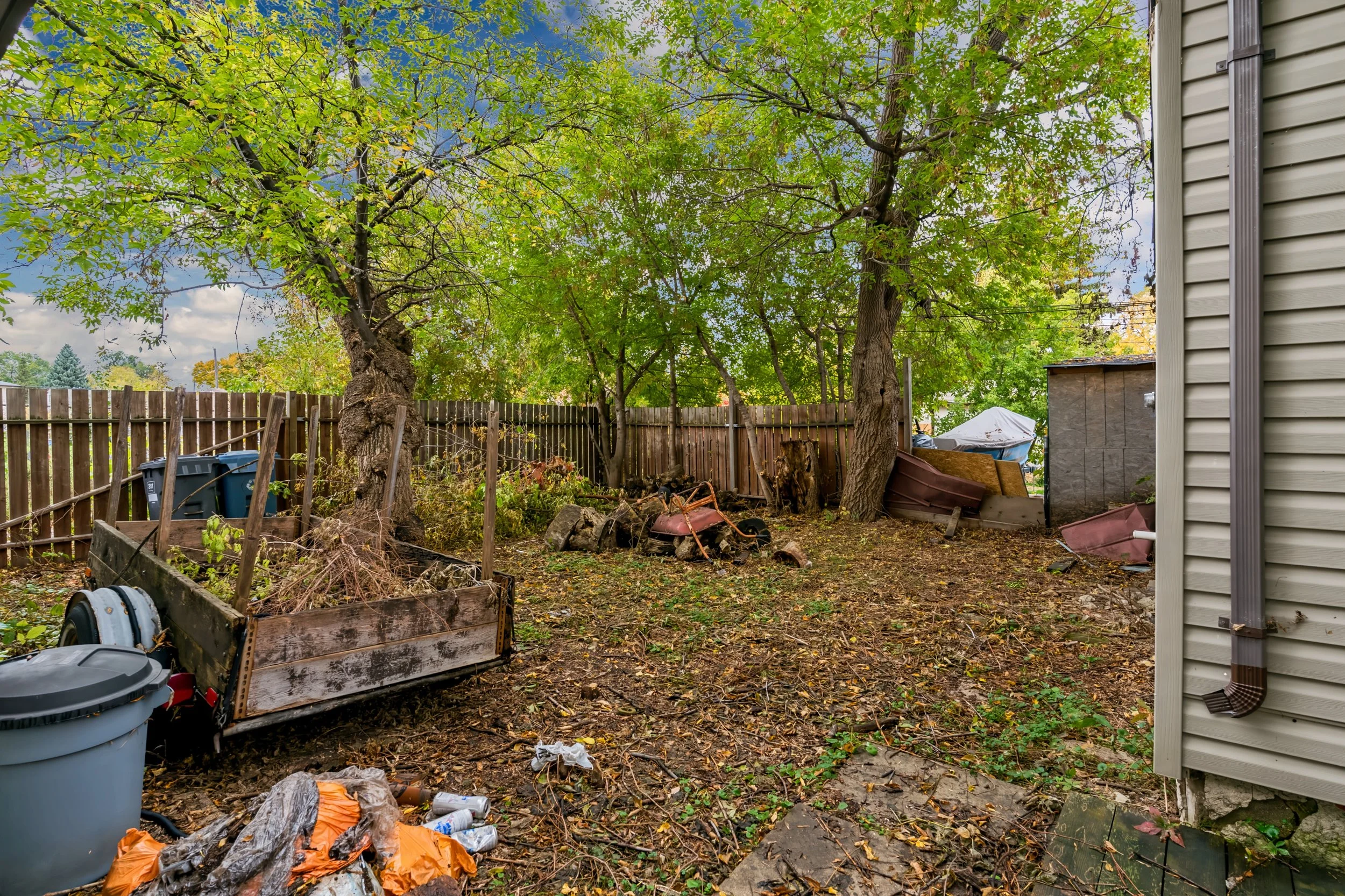 010 Winnipeg teardown property in St Vital.jpg