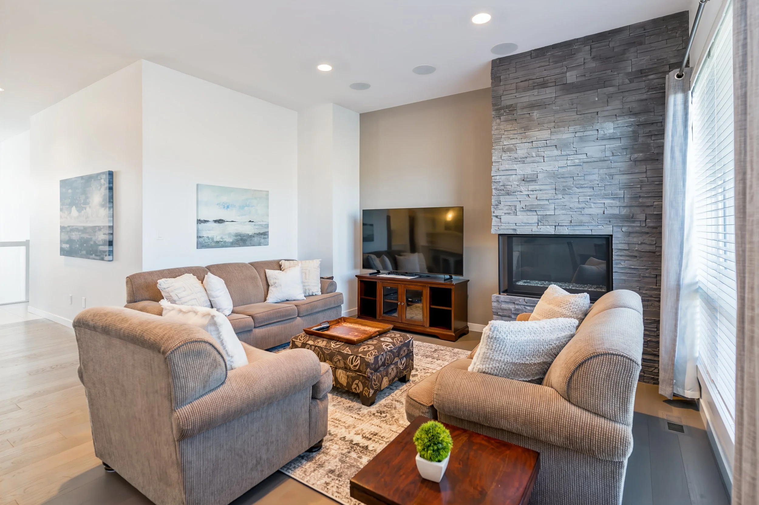 005 Winnipeg bungalow with 9-foot and 10-foot ceilings.jpg