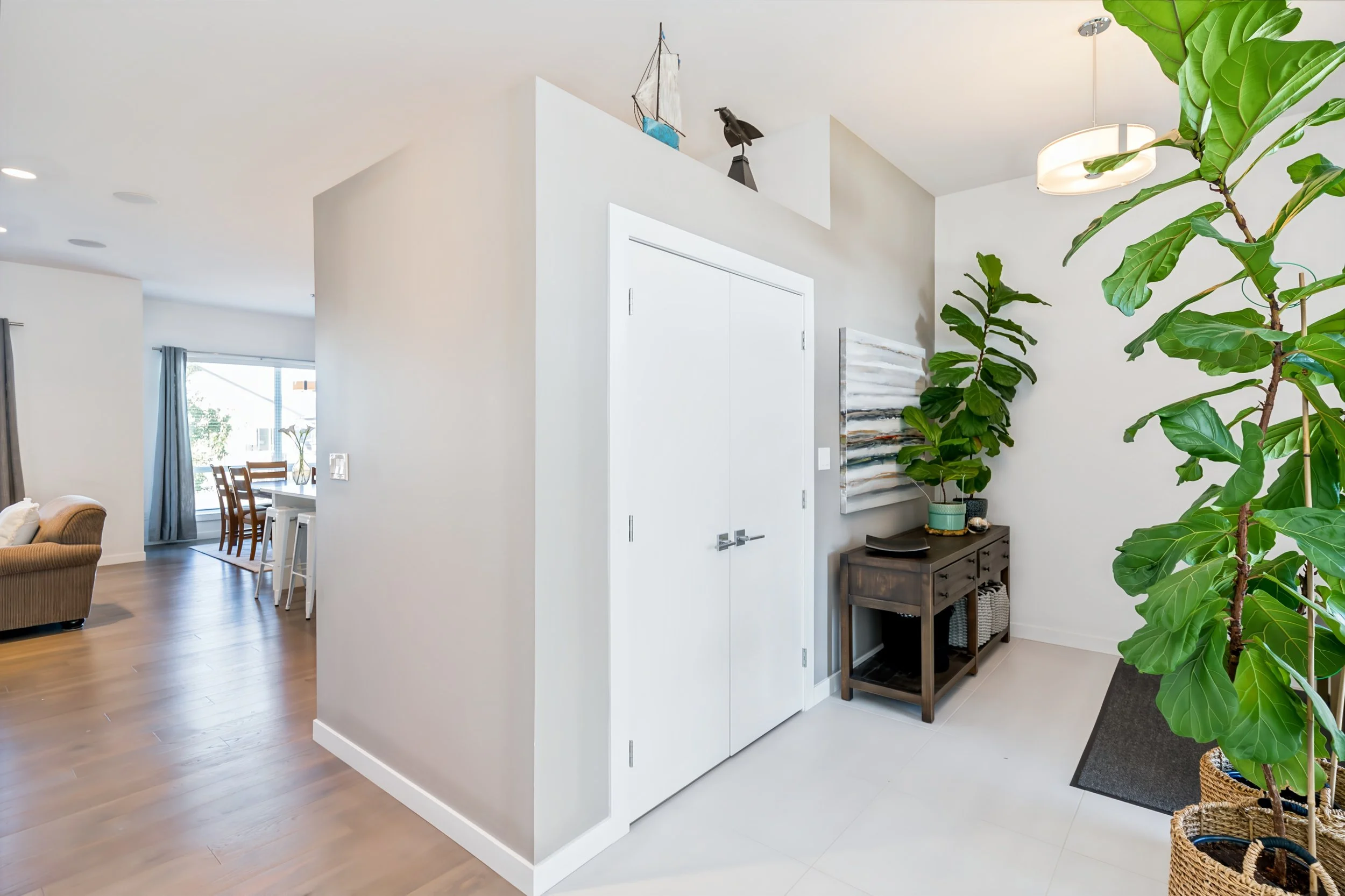 007 Bright main-floor living space at 10 Blackheath Close.jpg