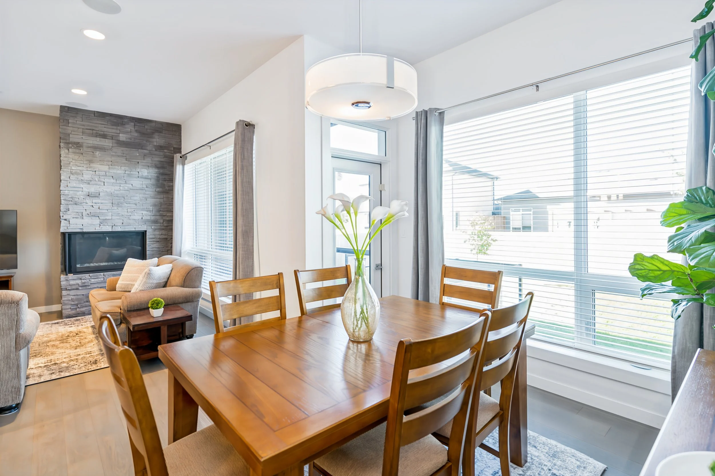 017 Dining area in Luxury River Park South Home.jpg