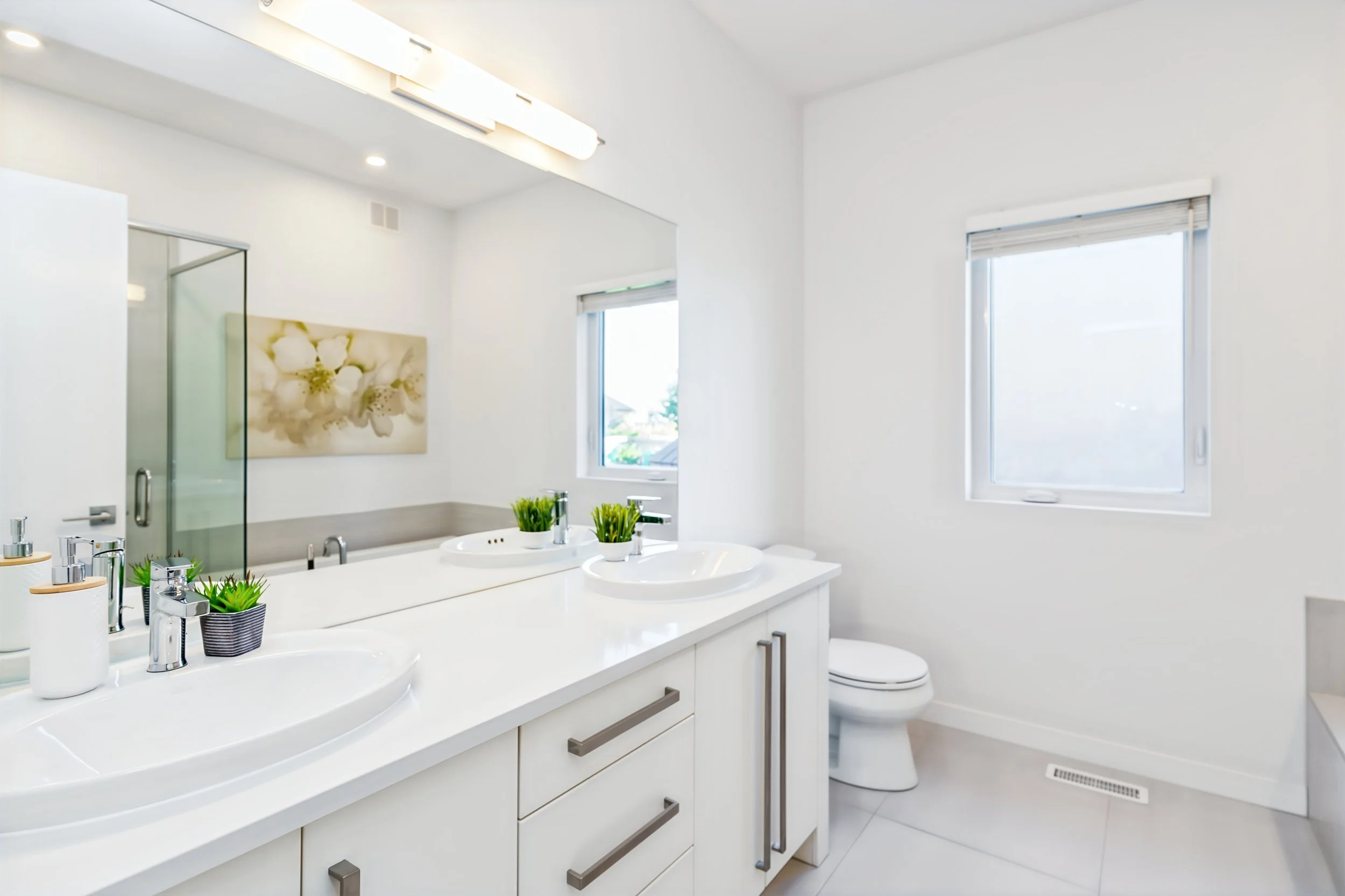 022 Primary ensuite with double sinks and quartz counters.jpg