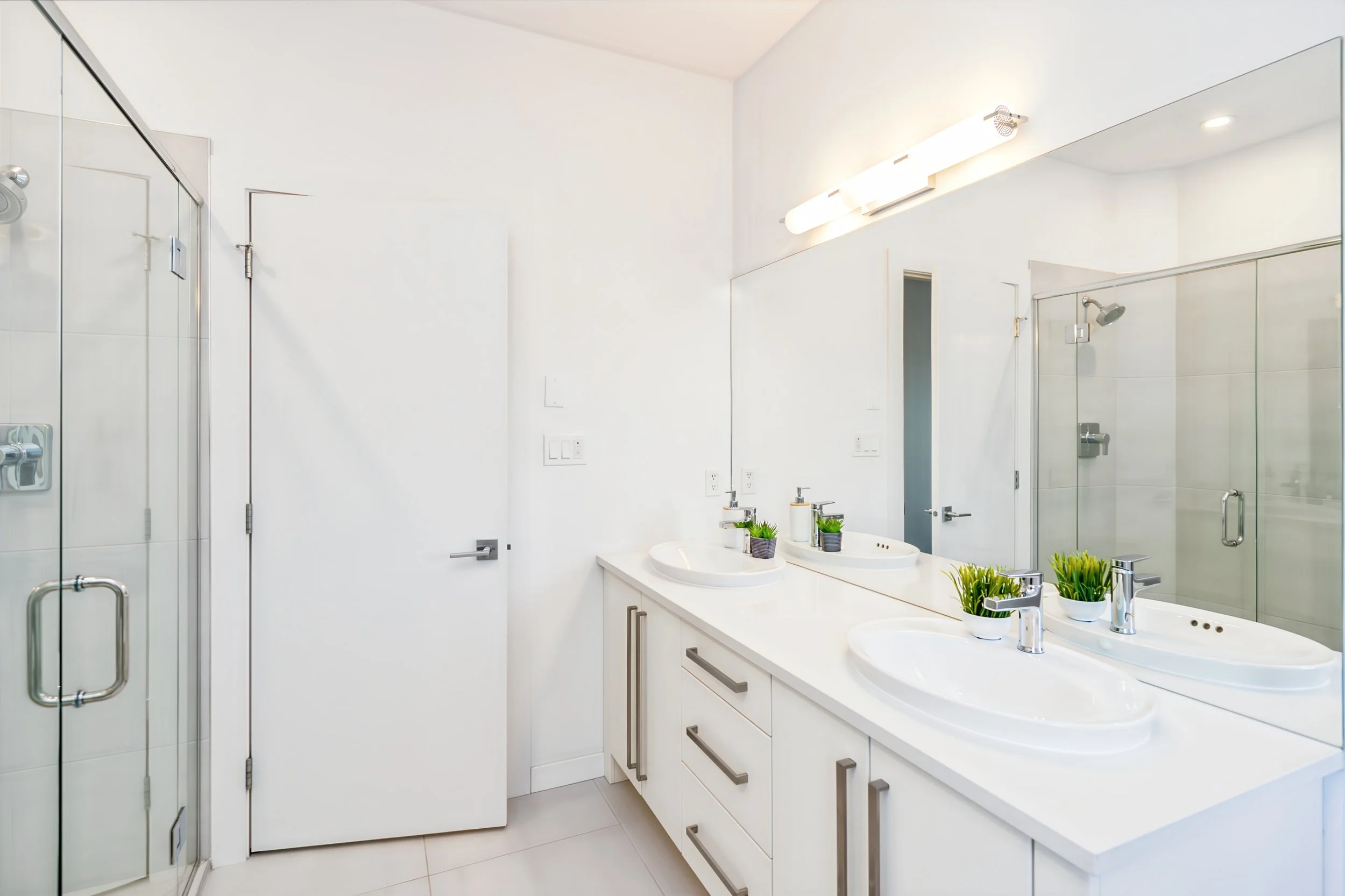 025 Luxury primary ensuite in River Park South bungalow.jpg