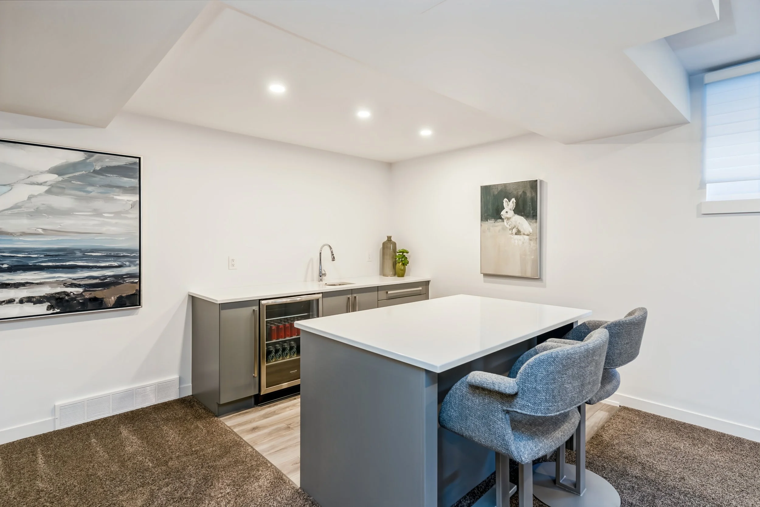 034 Basement wet bar in Artista-built bungalow.jpg
