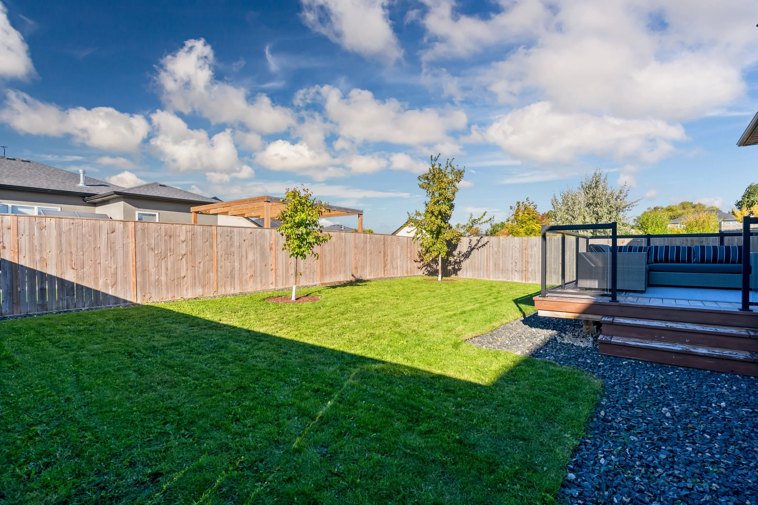 048 Fully fenced backyard at 10 Blackheath Close.jpg