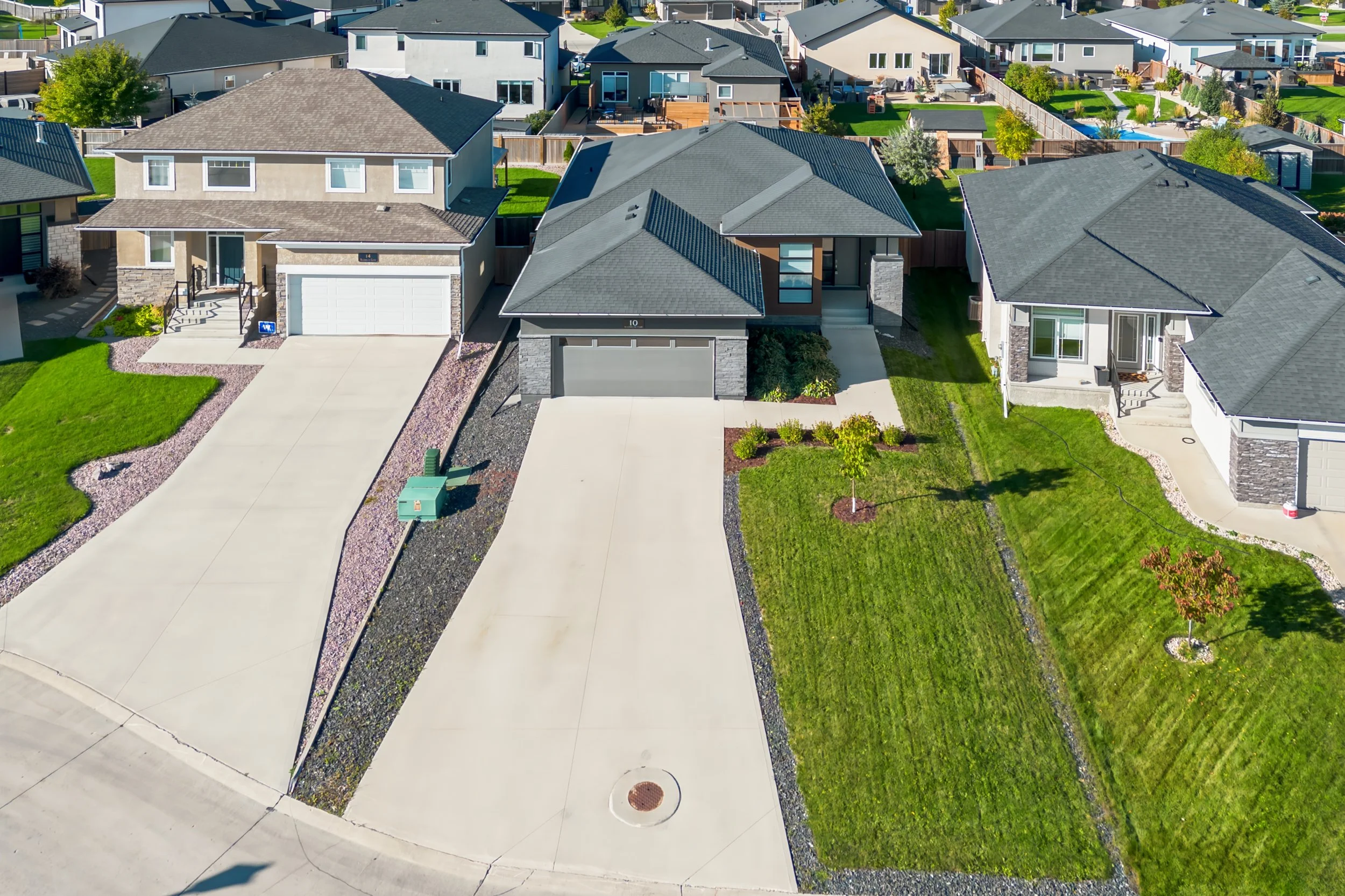 051 Move-in-ready Artista bungalow in River Park South Winnipeg.jpg