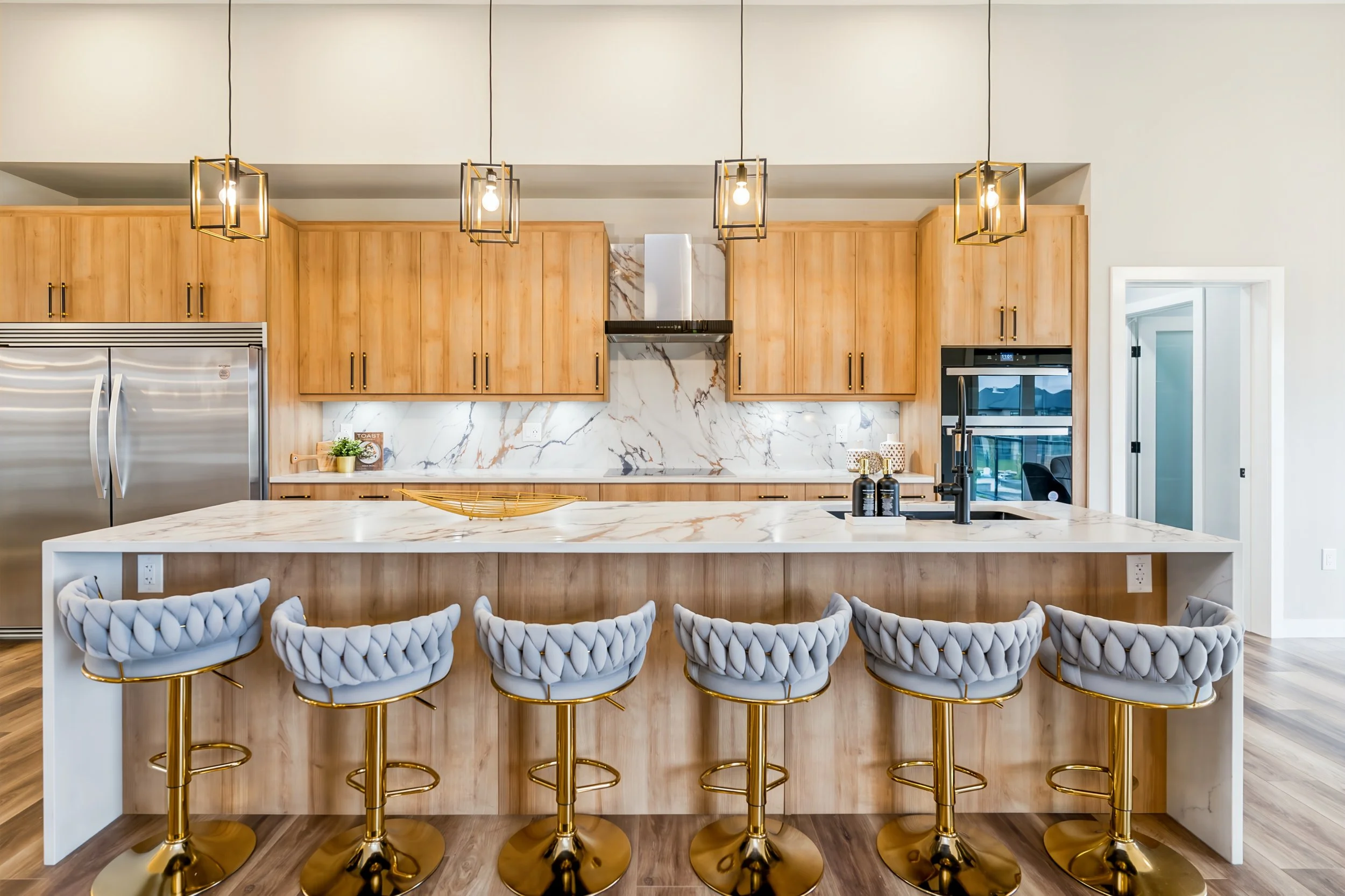 014 Eleven-foot kitchen island at 1075 Green Oaks Lane..jpg