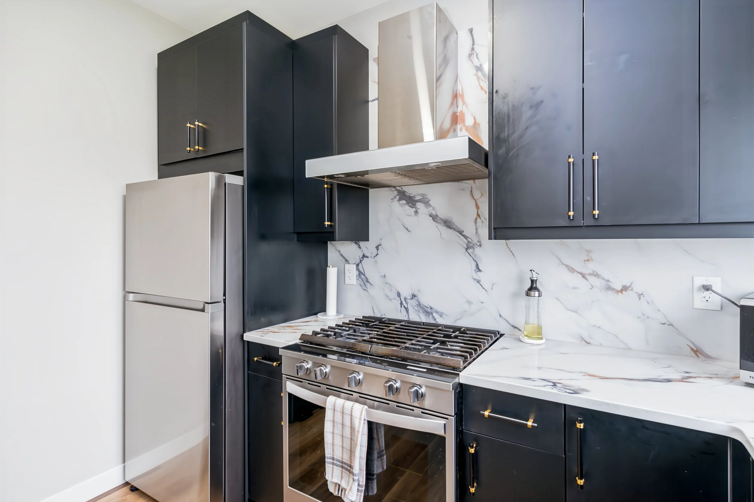 032 Additional preparation space in the separate spice kitchen..jpg