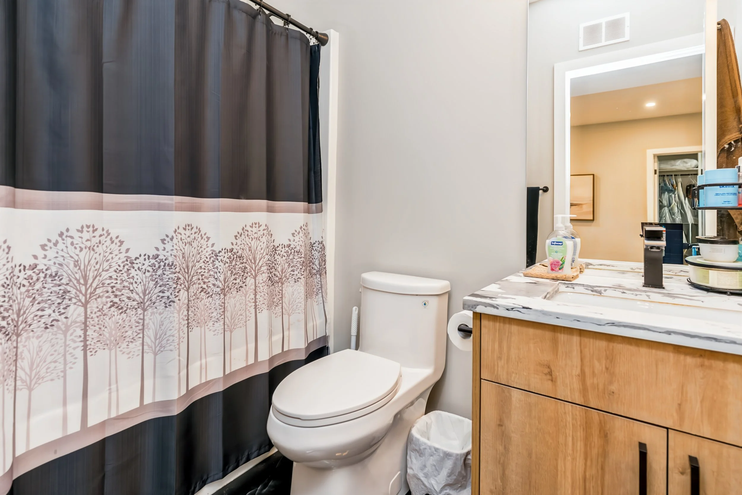 075 Additional full bathroom in the walkout basement..jpg