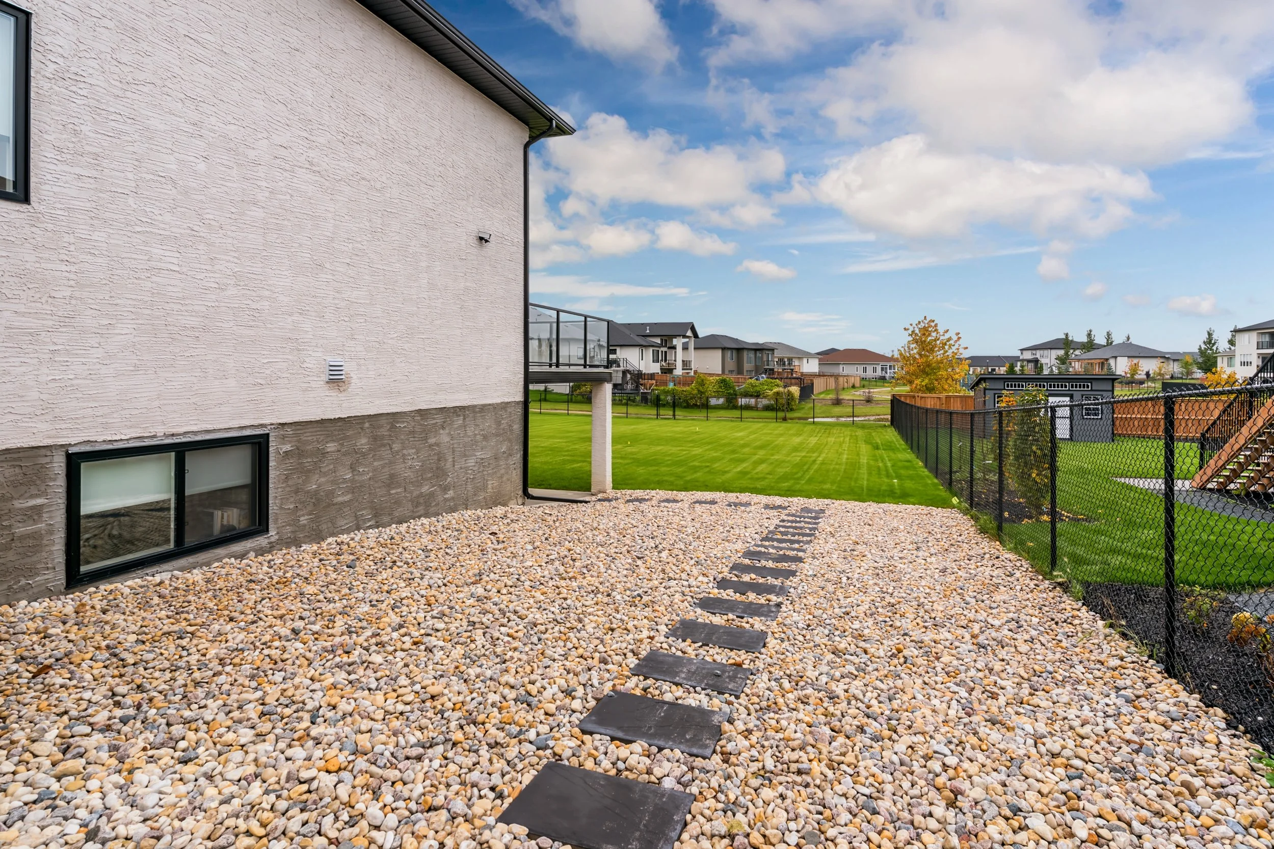 082 Fully landscaped luxury home in Headingley Manitoba.jpg