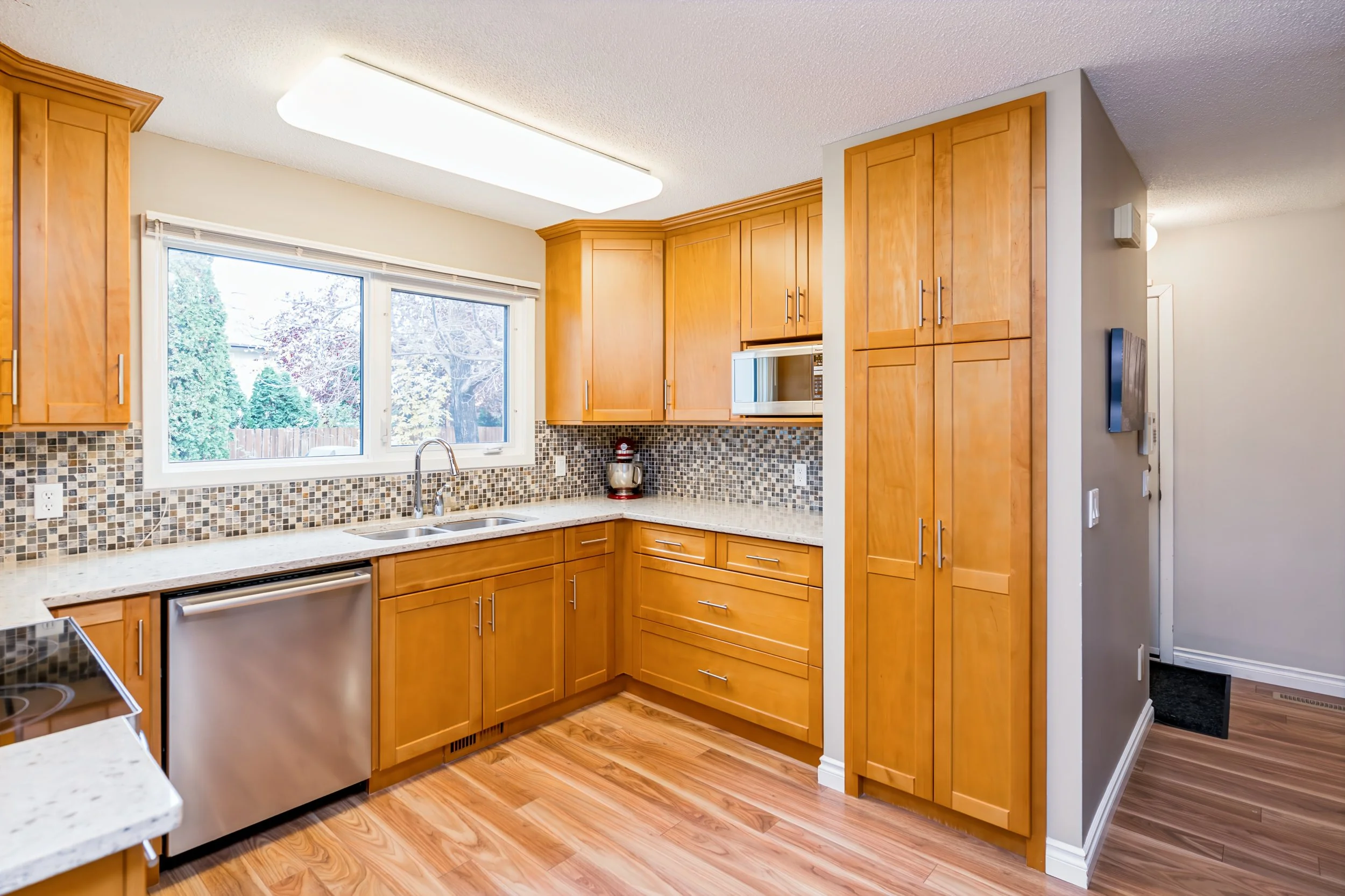 005 Maple kitchen cabinets with upgraded 42-inch uppers..jpg