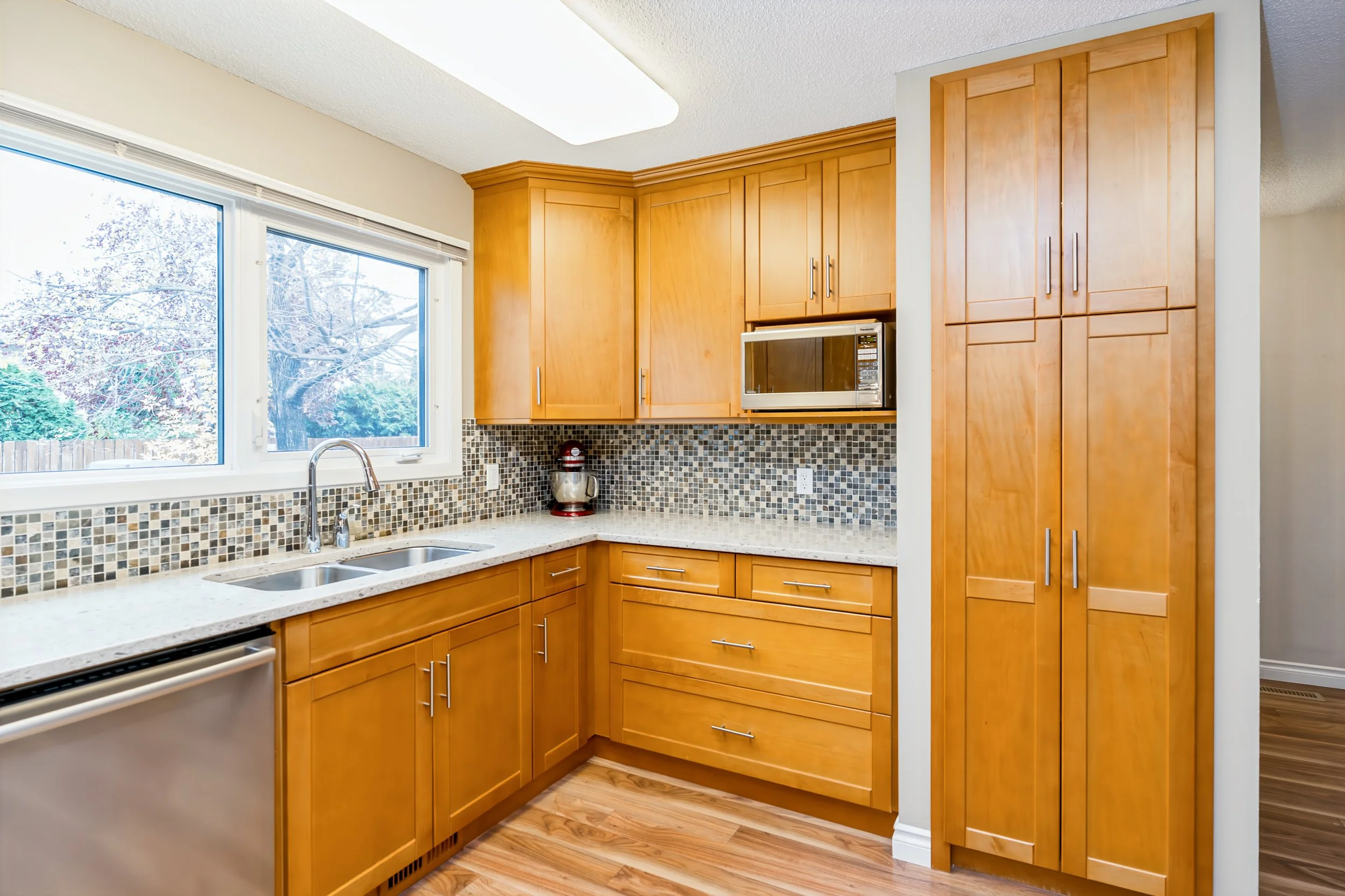 006 Quartz countertops and glass tile kitchen backsplash..jpg