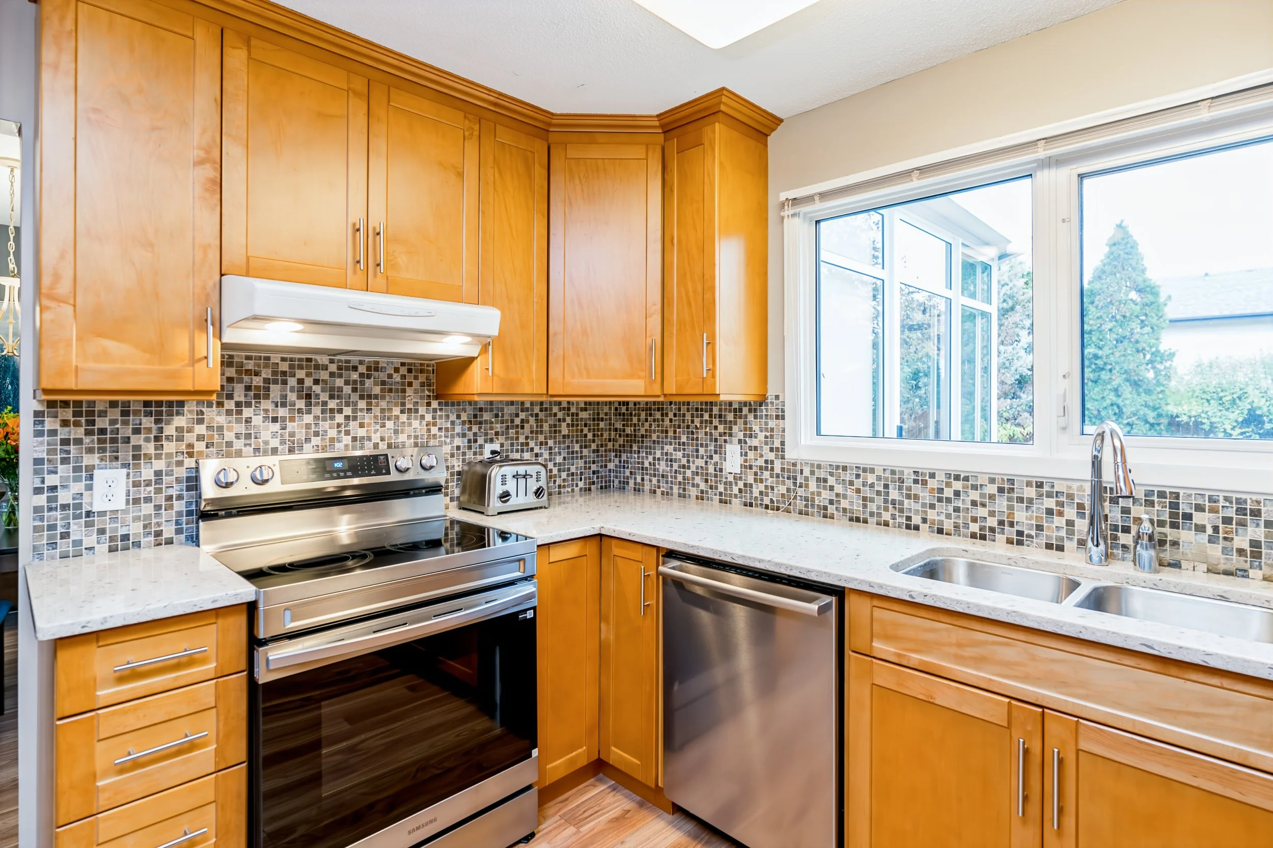 007 Kitchen preparation area with ample counter space..jpg